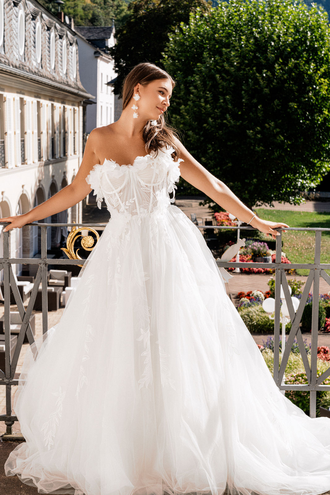 Lange Blütenohrringe, Weiße Blumen, Goldene Details, elegante Brautohrringe, feiner Brautschmuck, milchig-weiss, Hochzeitsschmuck, Schmuck Hochzeit, Statementschmuck, Ohrringe Standesamt, Blumenschmuck, Weddinginspiration, Bridalinspo, Bride to be, Earrings, Styled Shooting, modern Wedding