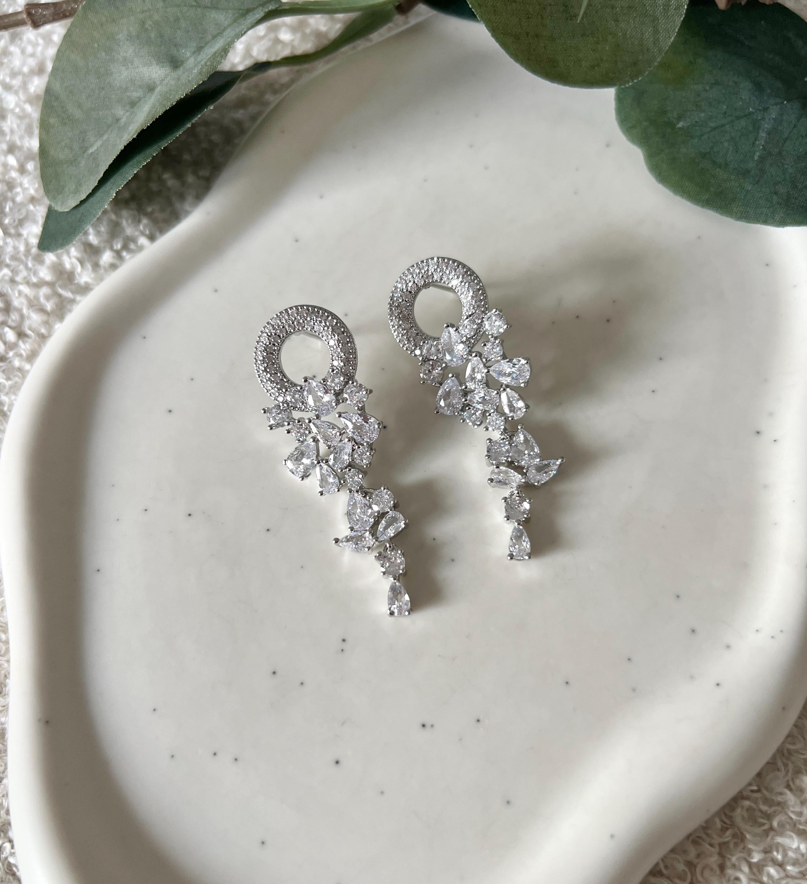 Moderne Brautohrringe, silberne Ohrringe, Schmuck Silber, Brautschmuck, Standesamtlook, Bride to Be, feine funkelnde Haengeohrringe, Brautjungfer, Schmuckbluete
