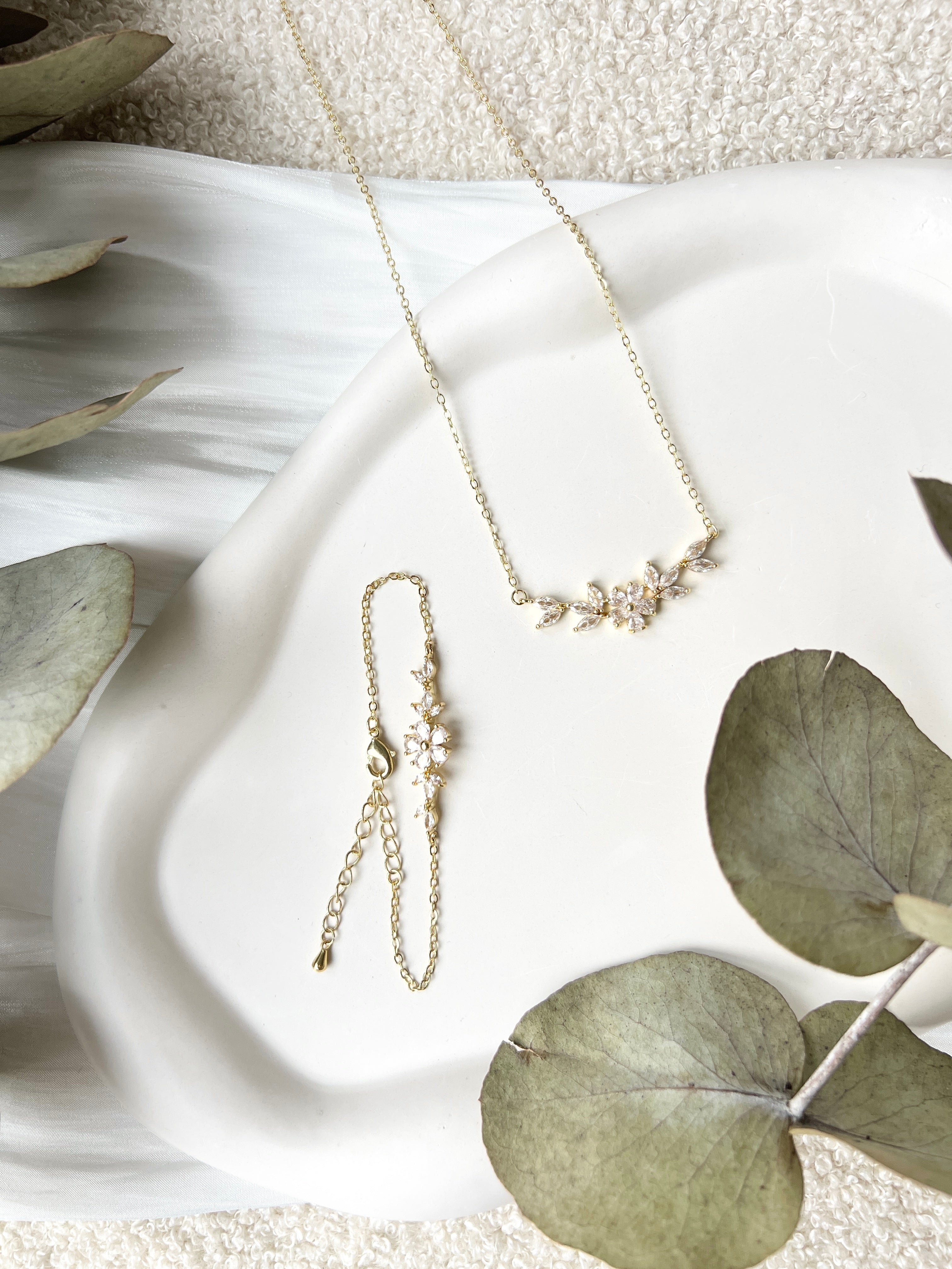 Schmuckset, Armband und Halskette mit funkelnden Steinen aus Glas, Gold, feiner Brautschmuck, elegantes Brautarmband, edele Halskette, Schmuck fuer Sie, Geschenk Frauen, Hochzeit, glaenzender Armschmuck, Brautjungfer, Weihnachtsgeschenk, Perlenarmband, Perlenschmuck, Damenschmuck