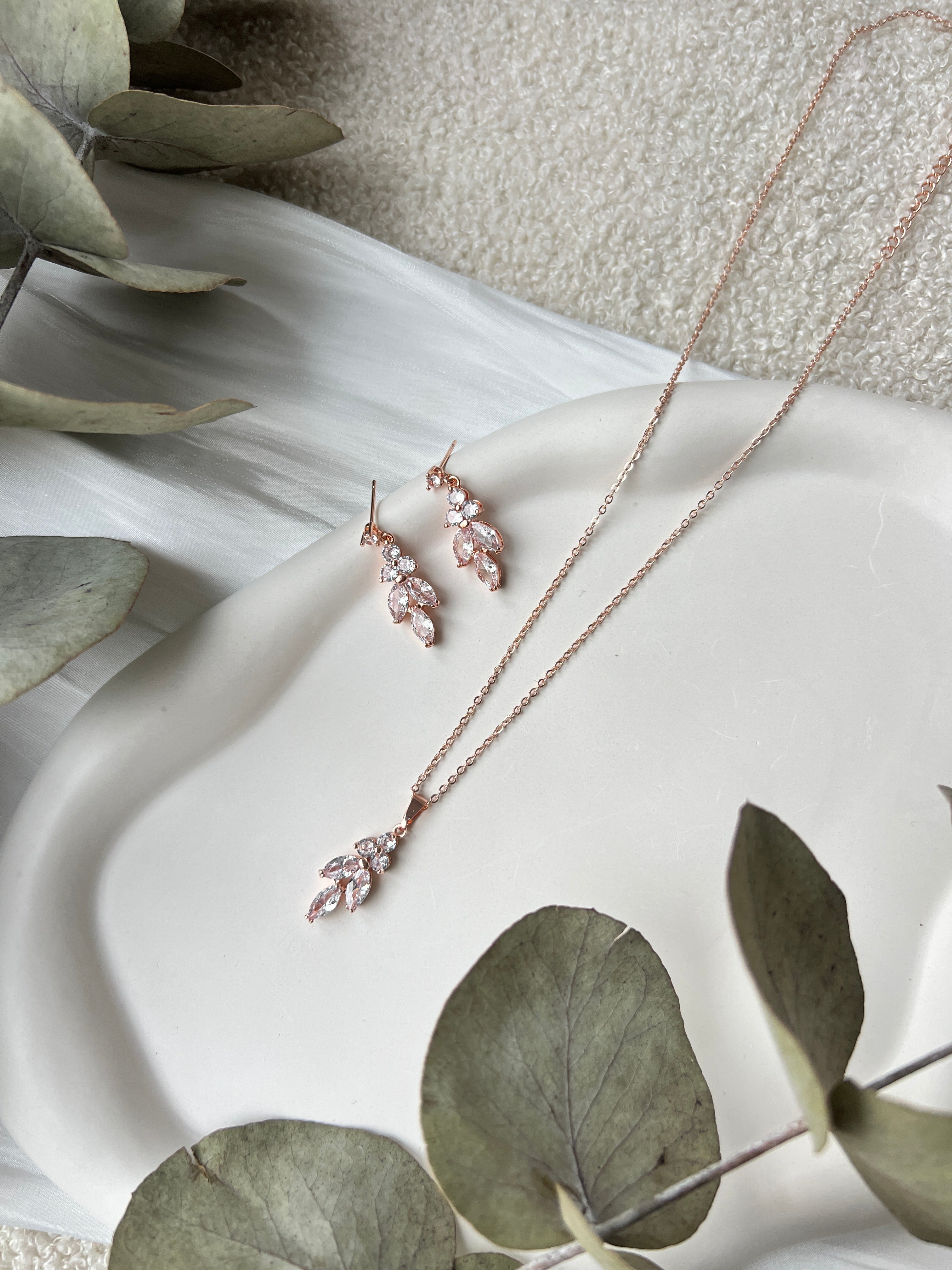 Brautschmuckset, Schmuckset, Halskette und Ohrringe, feiner Schmuck, Silber, Gold oder Rosegold, Hochzeit, Brautohrringe, Geschenkset, eleganter Damenschmuck, Kette und Ohrstecker, funkelnde Steine, Geschenk fuer Sie, Geburtstagsgeschenk, Weihnachtsgeschenk, Trauzeugin, Brautjungfer, zarte Brauthalskette, Schmuckbluete