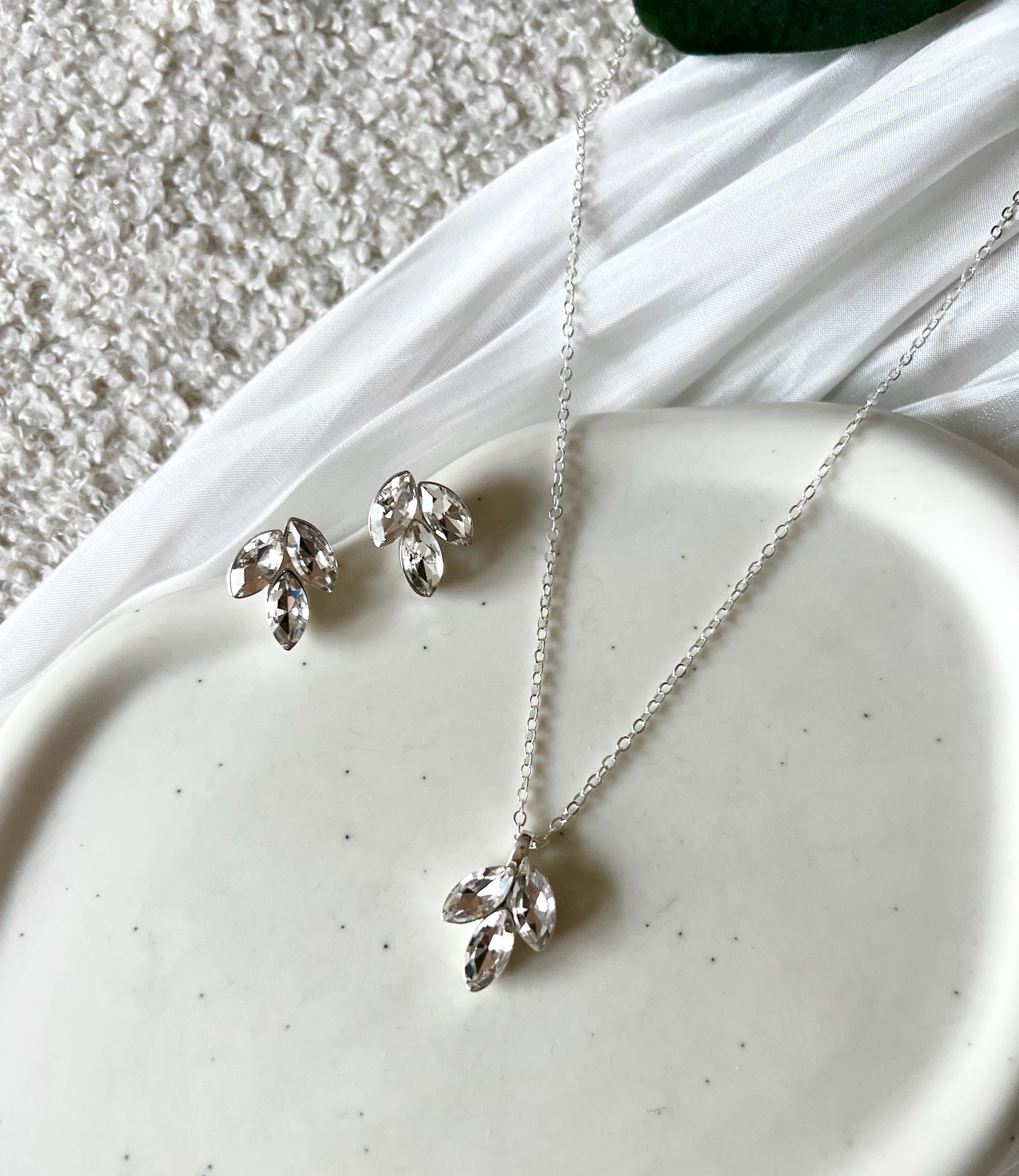 05fa40c700b973Brautschmuckset, Set Halskette und Ohrringe, Schmuck in Hellsilber, Strass, glaenzende Kette, Brautschmuck, feine Brautohrringe, elegante Brauthalskette, Ohrstecker, Hochzeit, Damenschmuck, Damenohrringe,Schmuckset, Geschenk fuer Sie, Weddinginspiration, Bridallook, Bridalstylef82cc20a546c37d3cf