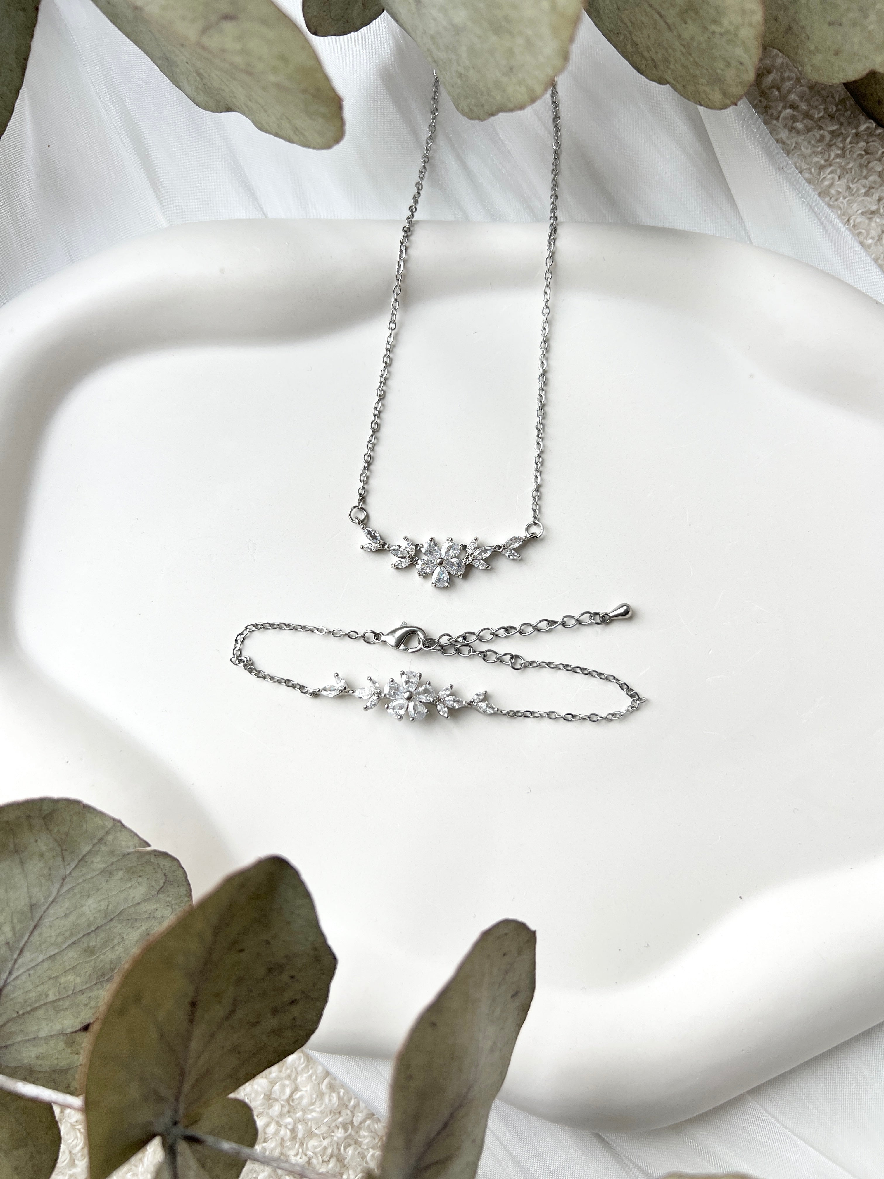 Schmuckset, Armband und Halskette mit funkelnden Steinen aus Glas, Silber oder Gold, feiner Brautschmuck, elegantes Brautarmband, edele Halskette, Schmuck fuer Sie, Geschenk Frauen, Hochzeit, glaenzender Armschmuck, Brautjungfer, Weihnachtsgeschenk, Perlenarmband, Perlenschmuck, Damenschmuck