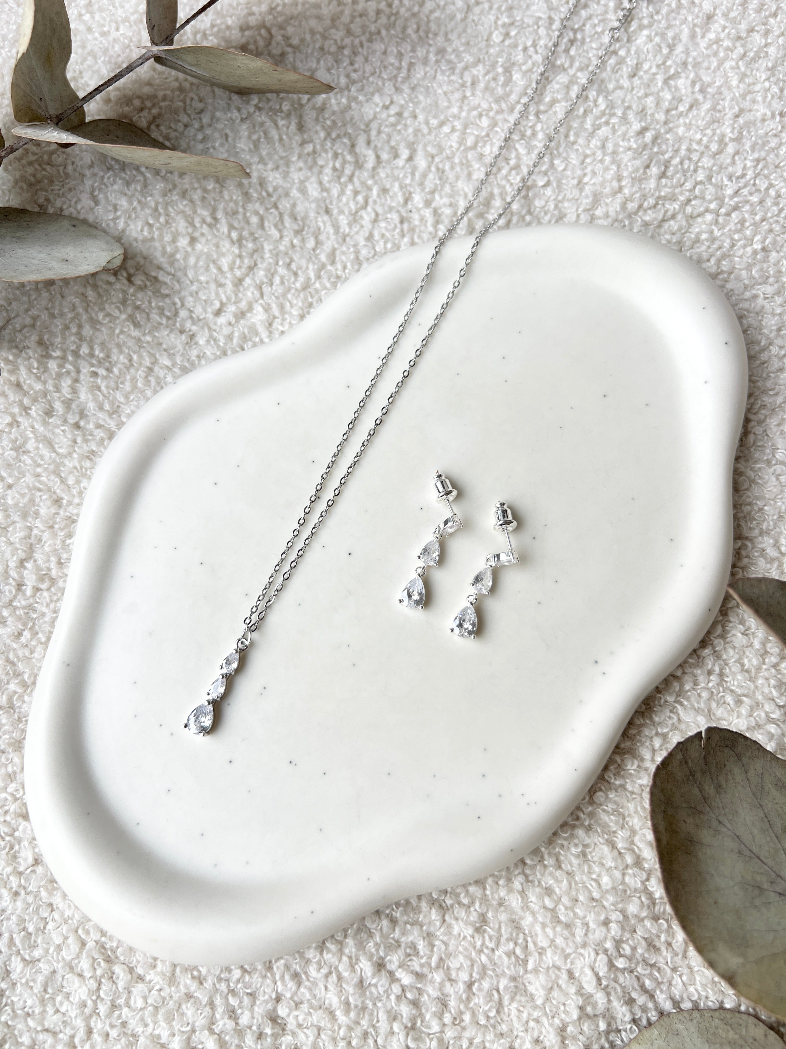 Schmuckset, Halskette und Ohrringe, Silber, feiner Hochzeitsschmuck, Brautschmuck, Brautohrringe und Brauthalskette, Damenschmuck, Schmuck Hochzeit, glaenzende Schmuckstuecke, Brautset, Brautjungfer, Geschenk fuer Sie, Geburtstagsgeschenk Frauen, Silberner Schmuck, Weddinginspiration