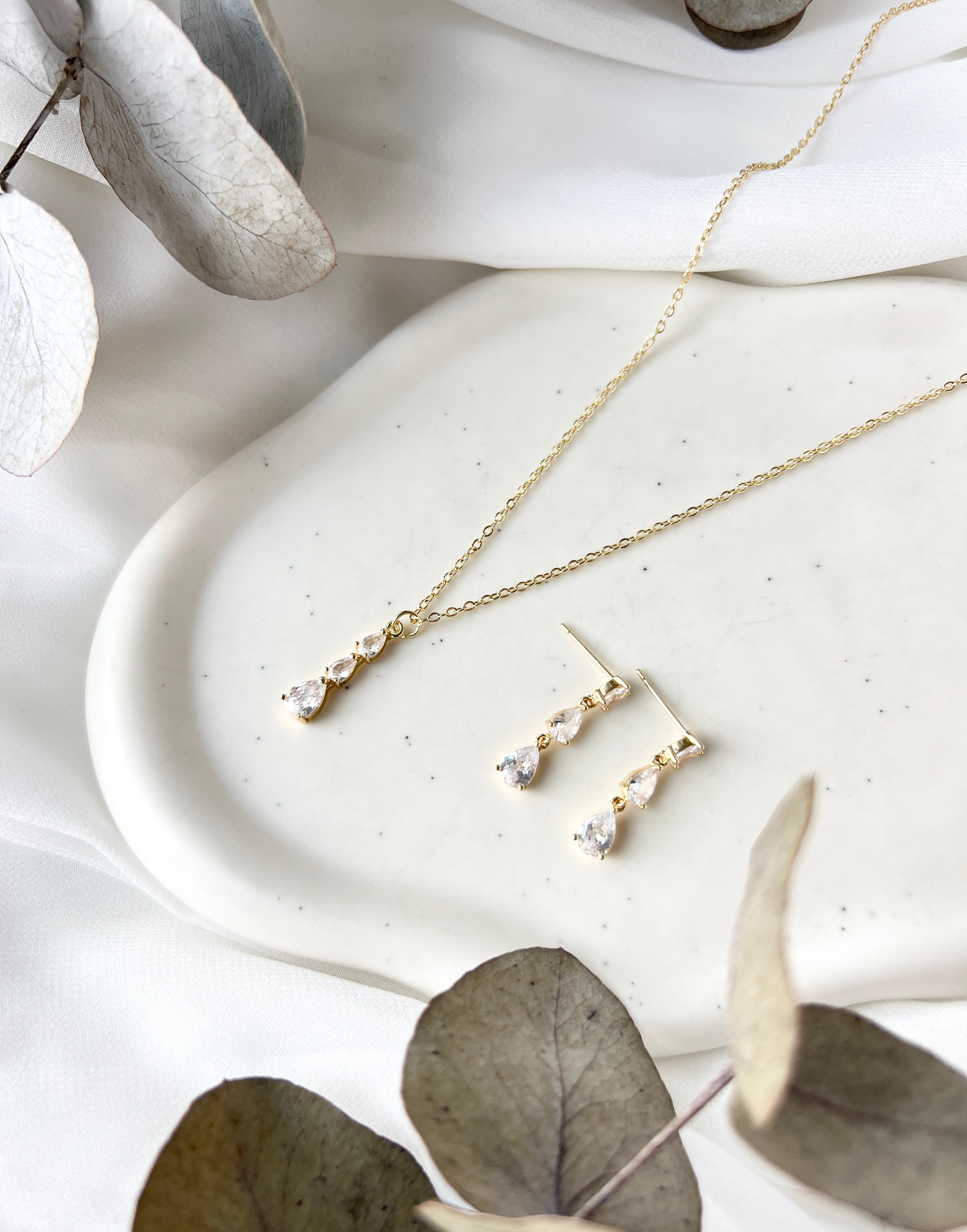 Schmuckset, Halskette und Ohrringe, feiner Hochzeitsschmuck, Brautschmuck, Brautohrringe und Brauthalskette, Damenschmuck, Schmuck Hochzeit, glaenzende Schmuckstuecke, Brautset, Brautjungfer, Geschenk fuer Sie, Geburtstagsgeschenk Frauen, goldener Schmuck, Weddinginspiration