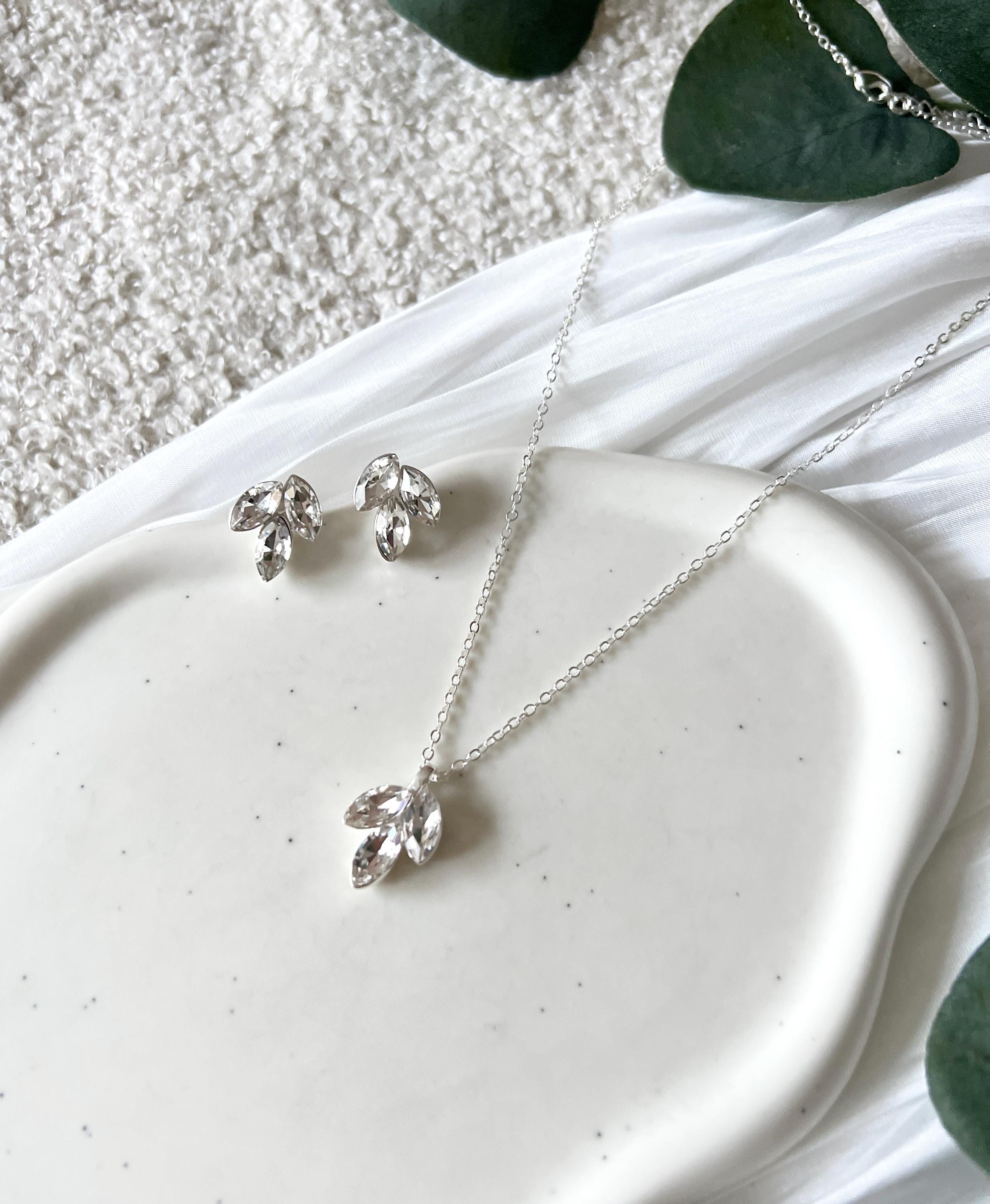 Brautschmuckset, Set Halskette und Ohrringe, Schmuck in Hellsilber, Strass, glaenzende Kette, Brautschmuck, feine Brautohrringe, elegante Brauthalskette, Ohrstecker, Hochzeit, Damenschmuck, Damenohrringe,Schmuckset, Geschenk fuer Sie, Weddinginspiration, Bridallook, Bridalstyle