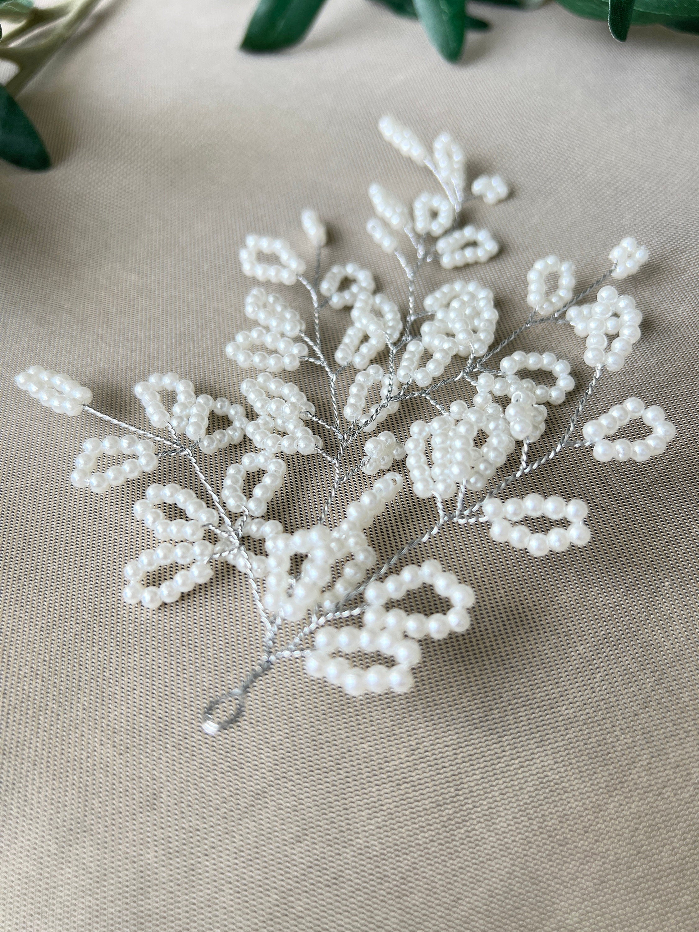 Seitlicher Haarschmuck Braut, silber mit weißen Perlen, Hochzeit, Blätter Kopfschmuck, hochwertiger Brauthaarschmuck-Brauthaarschmuck-Schmuckblüte