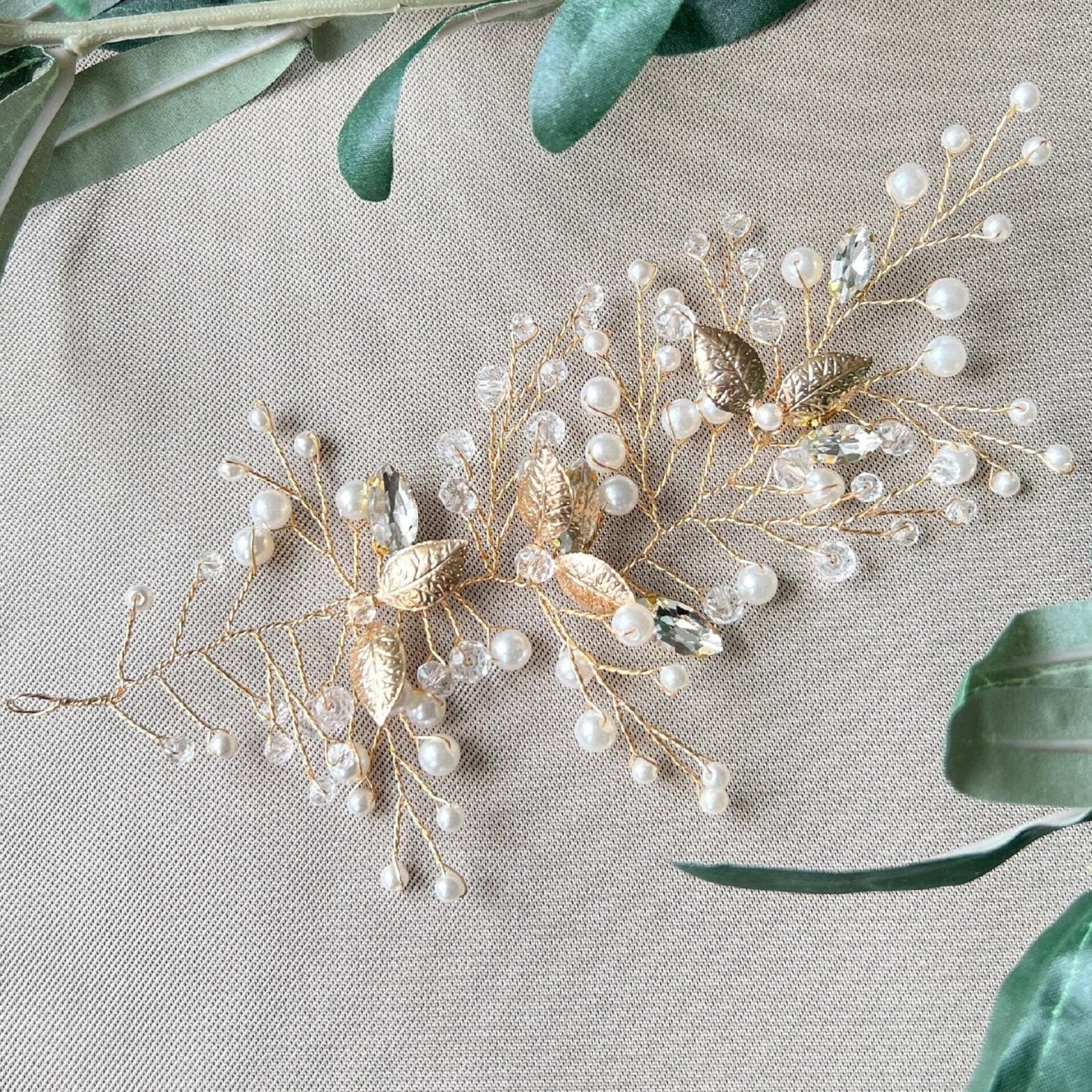 Seitlicher Haarschmuck, gold mit Perlen, Strasssteinen und Blättern, Brautschmuck, Hochzeit, Brautjungfern Schmuck, Haarranke, Haarrebe-Brauthaarschmuck-Schmuckblüte