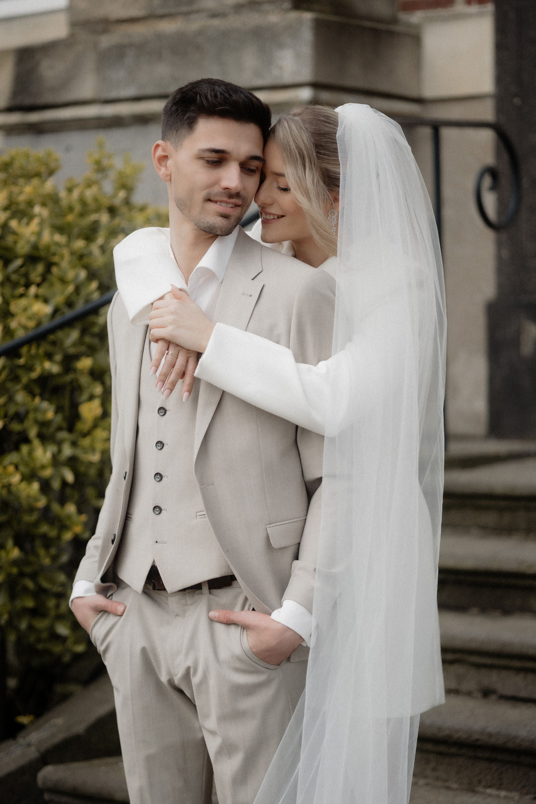 Moderne Brautohrringe, silberne Ohrringe, Schmuck Silber, Brautschmuck, Standesamtlook, Bride to Be, feine funkelnde Haengeohrringe, Brautjungfer, Schmuckbluete