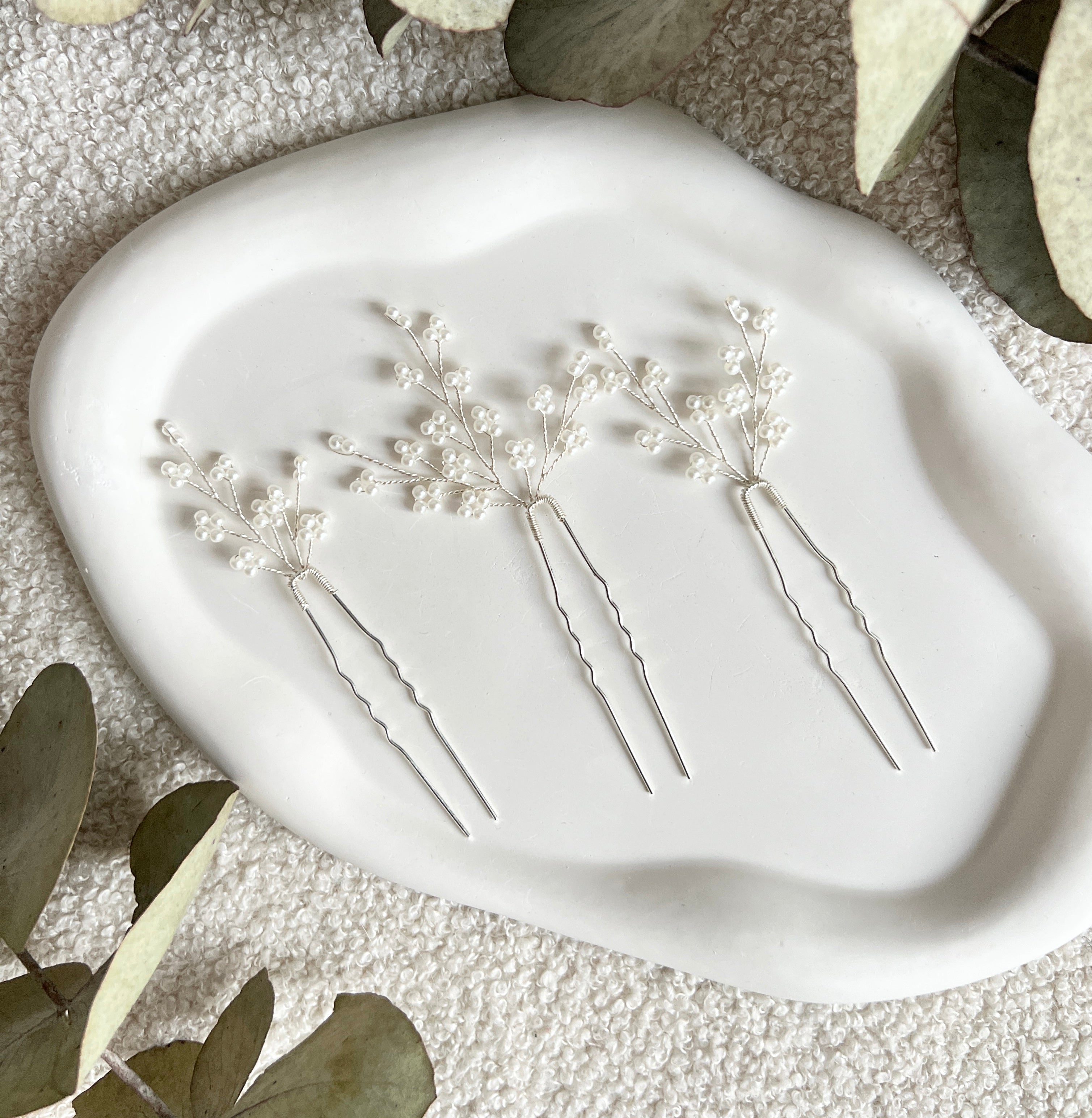 Haarschmuck, Set 3 Stück, Silber, Brautschmuck, Haarspangen, weiße zarte Perlen, Haarnadeln fuer die Braut, silberner Brauthaarschmuck, Brautfrisur, Weddinginspiration, Schmuck Hochzeit, Brauthaarschmuck, Brautset, feiner Perlenschmuck, Brautjungfern, Schmuckbluete