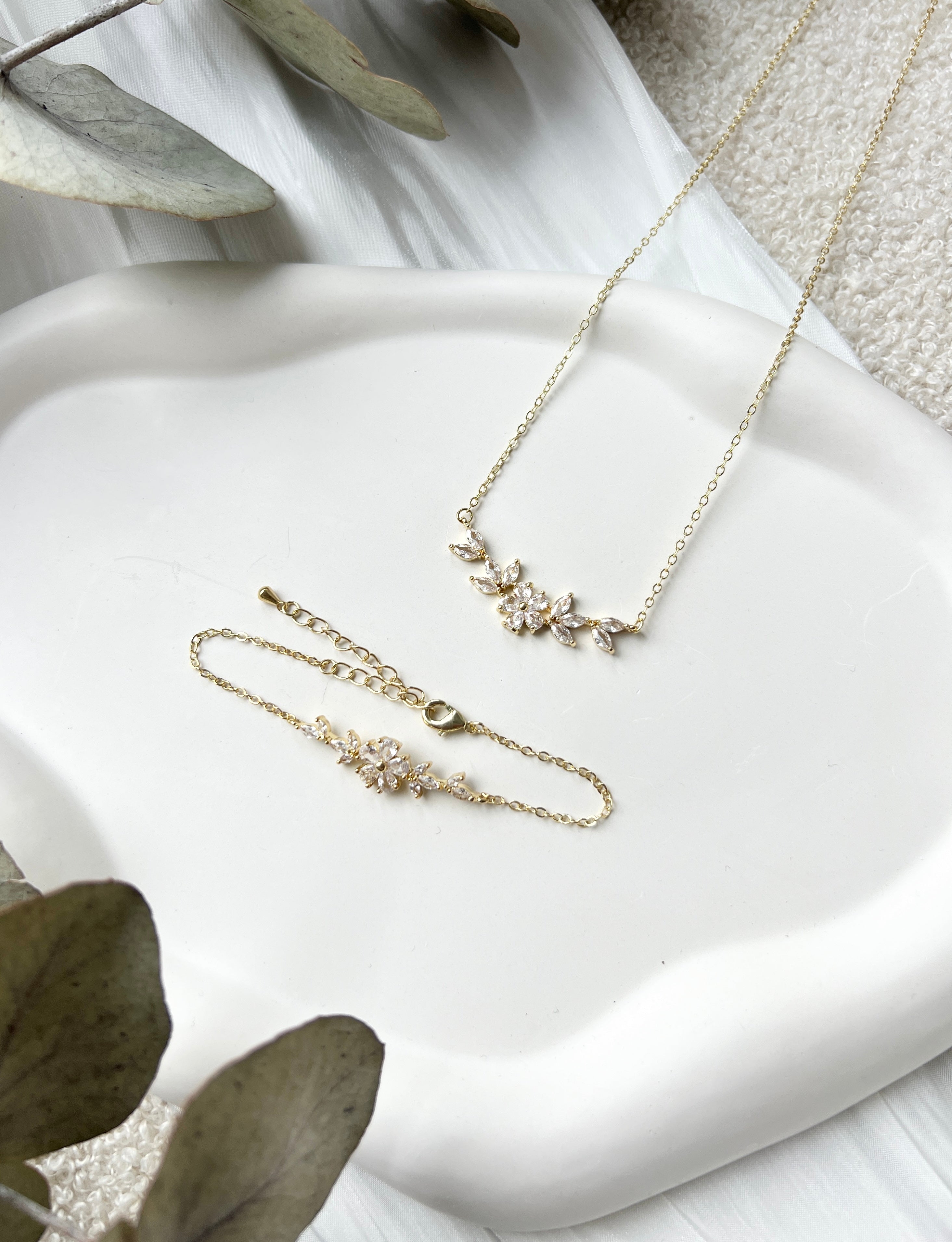 Schmuckset, Armband und Halskette mit funkelnden Steinen aus Glas, Silber oder Gold, feiner Brautschmuck, elegantes Brautarmband, edele Halskette, Schmuck fuer Sie, Geschenk Frauen, Hochzeit, glaenzender Armschmuck, Brautjungfer, Weihnachtsgeschenk, Perlenarmband, Perlenschmuck, Damenschmuck