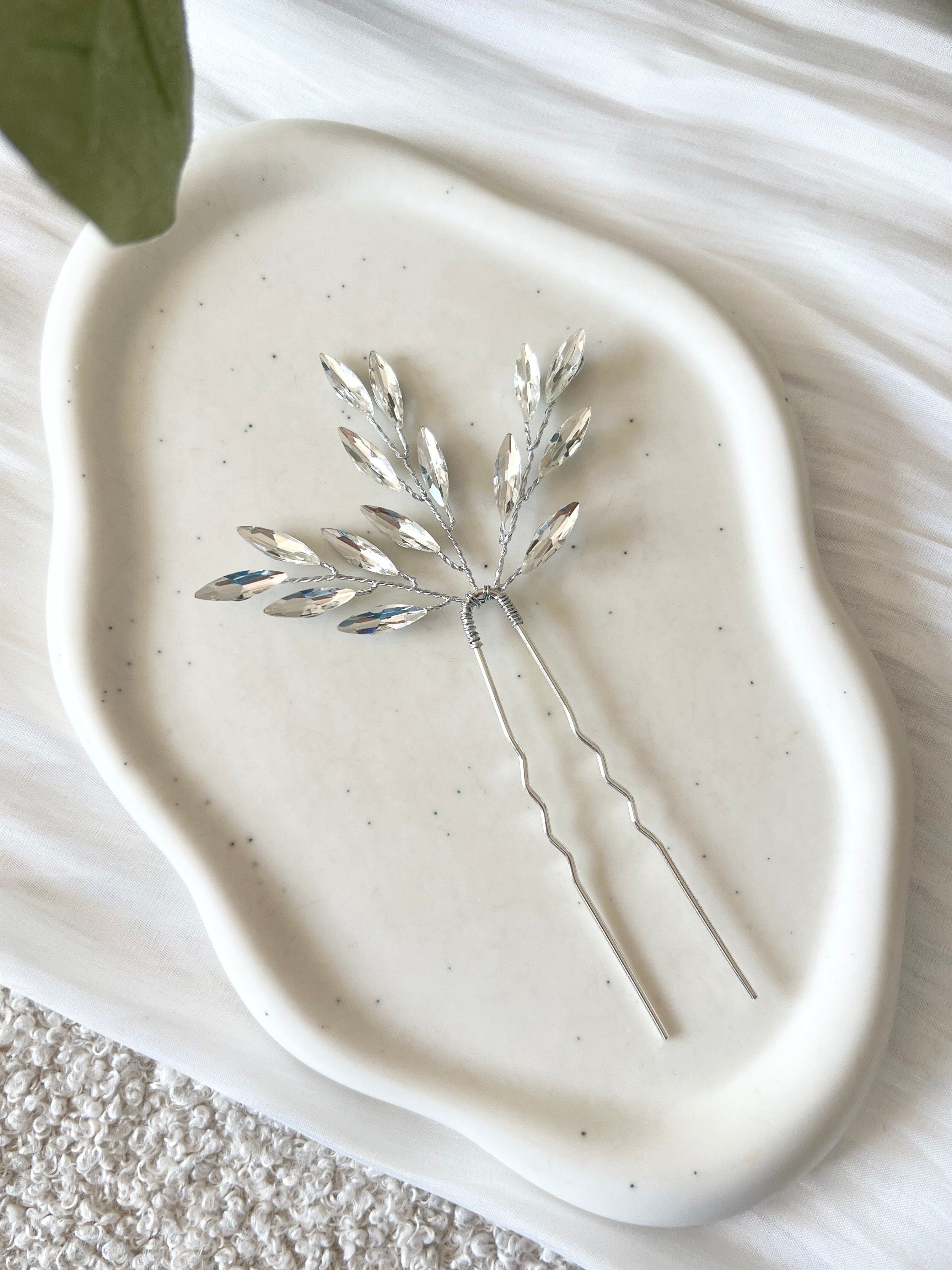 Haarnadel welche mit feinen laenglichen Strasssteinen verziert ist, Silber, Brauthaarschmuck, eleganter Haarschmuck, hochwertige glaenzende Haarspange, funkelnder Brautschmuck fuer die Brautfrisur, silberner Hochzeitsschmuck, Schmuck Hochzeit