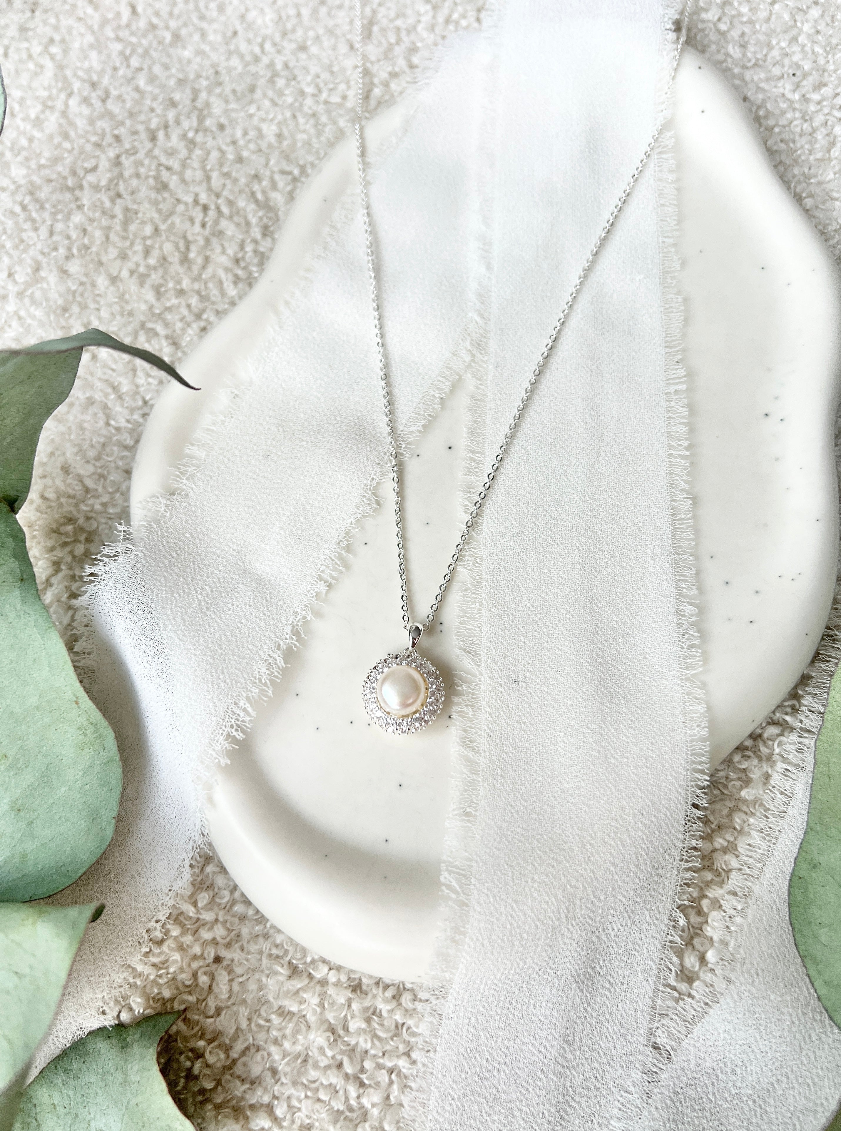Silberne Halskette mit feinem Perlenanhänger, Perlenkette, hochwertige Perlenhalskette, Silber, Brauthalskette, eleganter Brautschmuck, Hochzeitsschmuck, Hochzeit, Trauzeugin, Brautmutter, Brautjungfer, Geschenk fuer Sie, Frauen, Frauenschmuck, Geburtstagsgeschenk, Damenschmuck, Valentinstag, Valentinstagsgeschenk