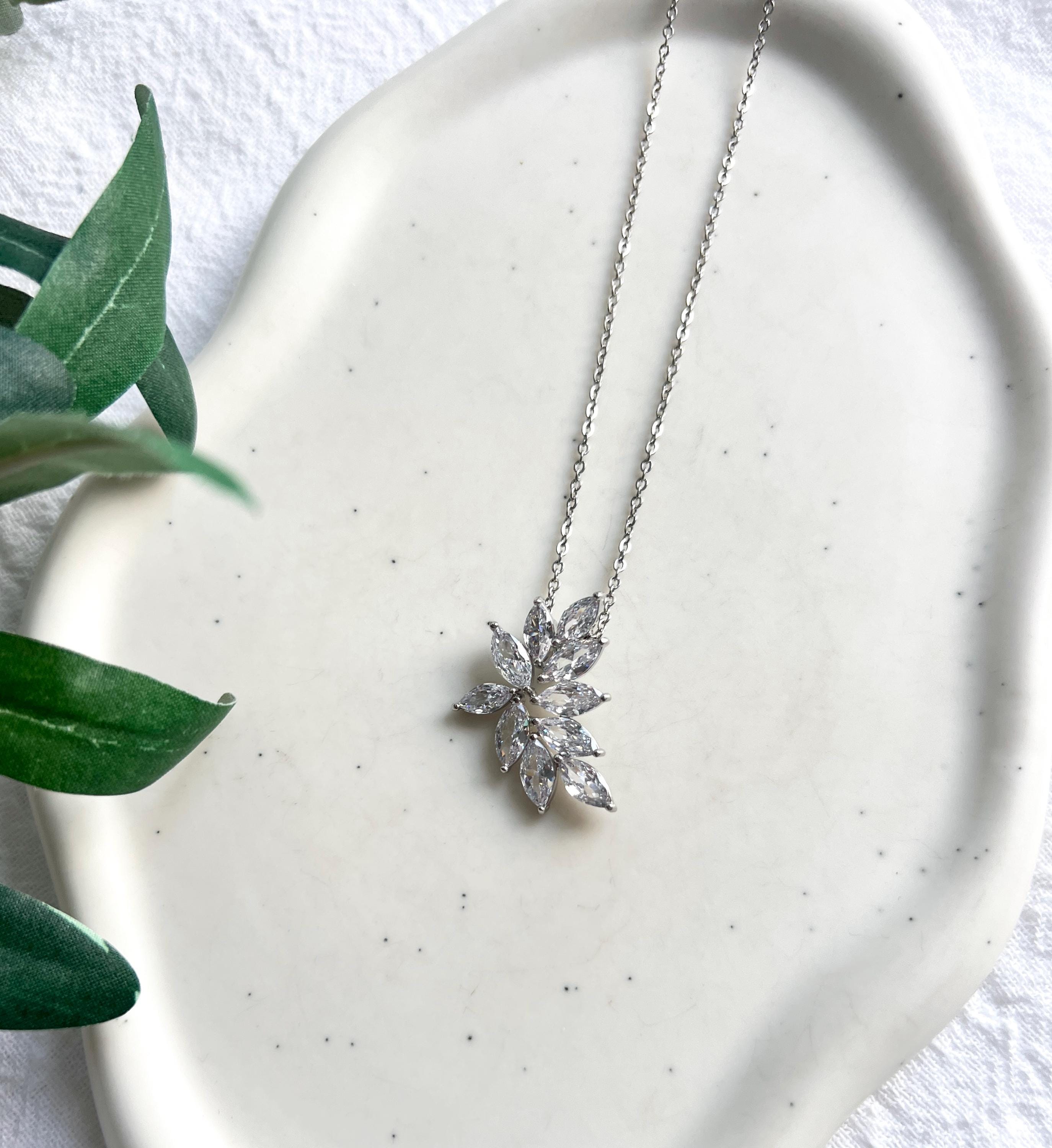 Halskette Silber, glänzender Cubic Zirkonia Anhänger, Brautschmuck, Schmuck Hochzeit, Brauthalskette, feine Kette, silberne Blätter
