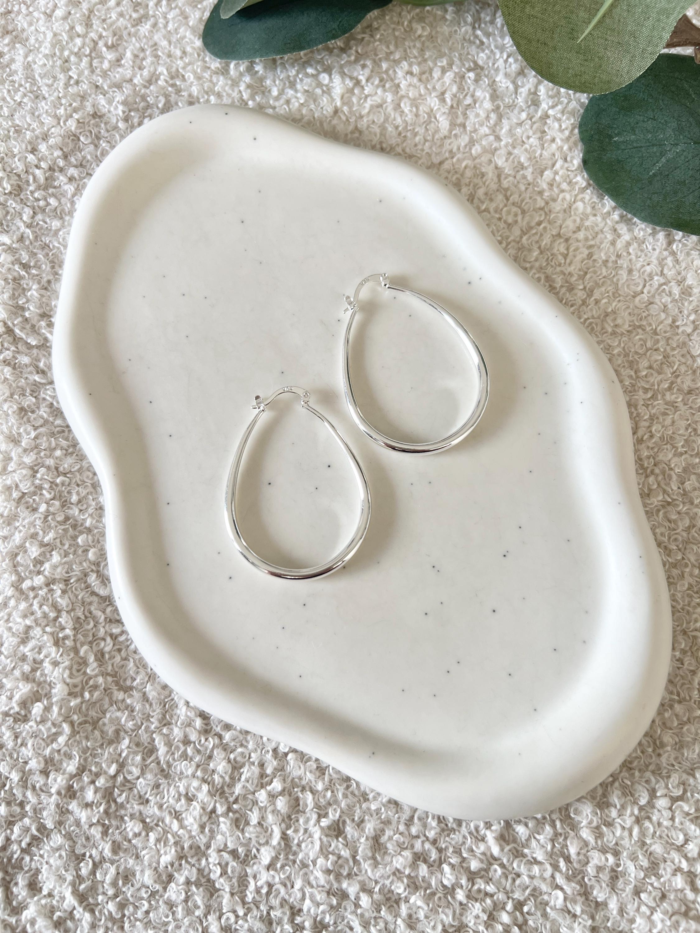 Silberne ovale Creolen, hellsilber, Ohrringe, moderne Brautohrringe, Schmuck Hochzeit, Geschenk fuer Sie, Weihnachtsgeschenk Frauen, Geburtstagsgeschenk, hochwertiger Ohrschmuck, schlicht und edel