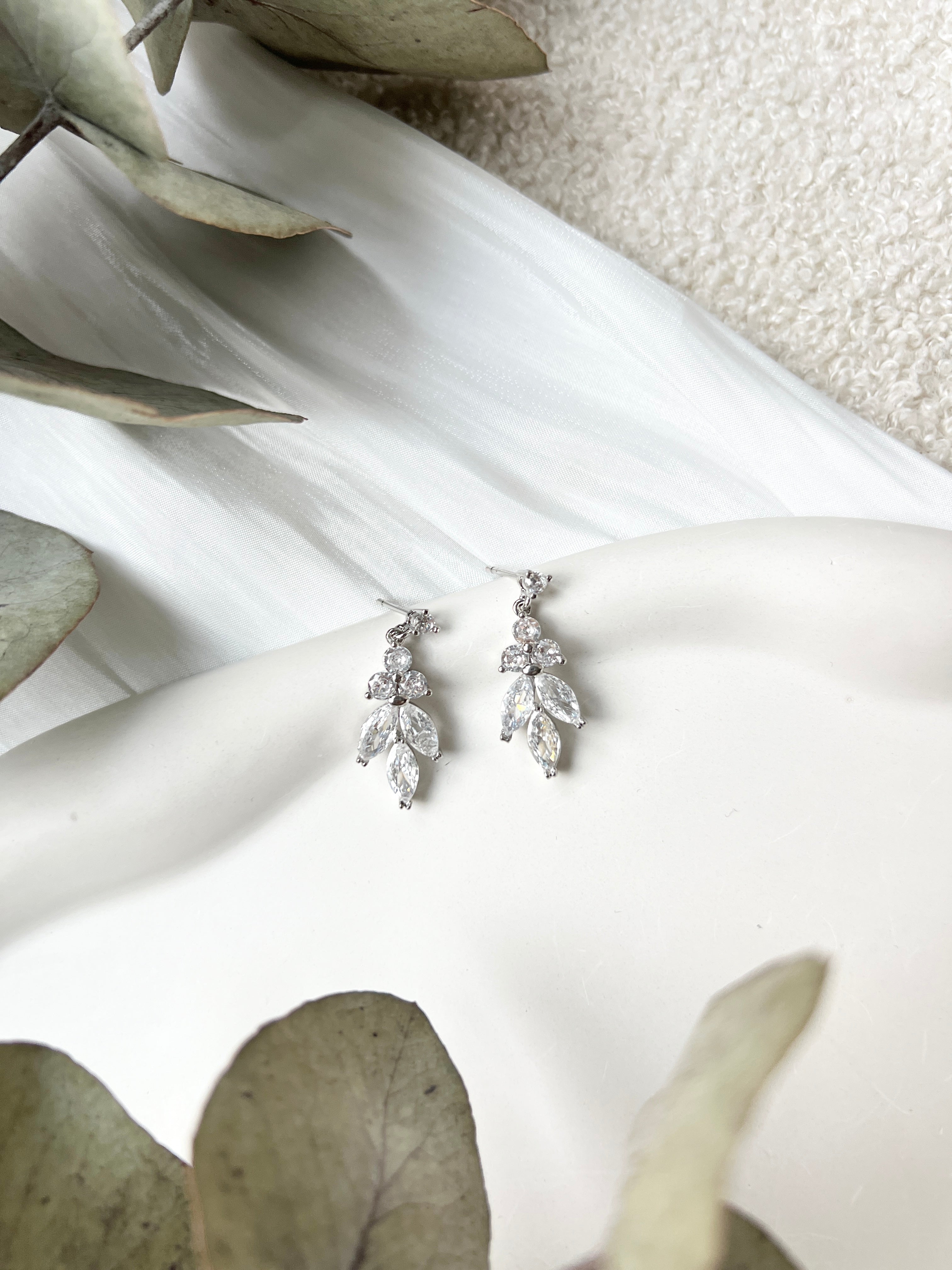 Brautohrringe, funkelnde Ohrstecker mit feinen Zirkoniasteine, Silber, Gold, oder Roségold, elegante Ohrringe, hochwertiger Brautschmuck, Haengeohrringe, zarte Brautohrstecker, Schmuckblüte