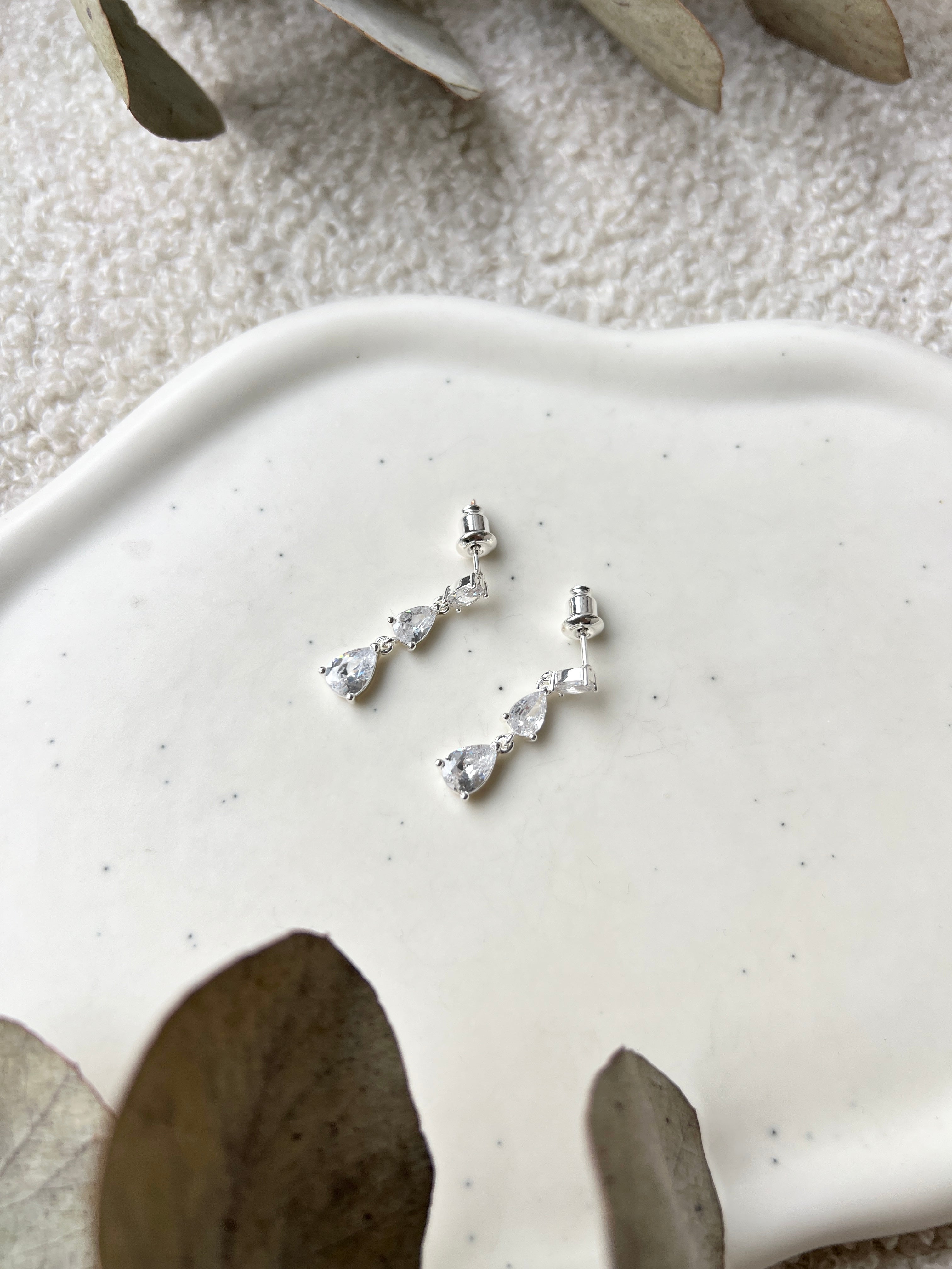 Schmuckset, Halskette und Ohrringe, Silber, feiner Hochzeitsschmuck, Brautschmuck, Brautohrringe und Brauthalskette, Damenschmuck, Schmuck Hochzeit, glaenzende Schmuckstuecke, Brautset, Brautjungfer, Geschenk fuer Sie, Geburtstagsgeschenk Frauen, Silberner Schmuck, Weddinginspiration