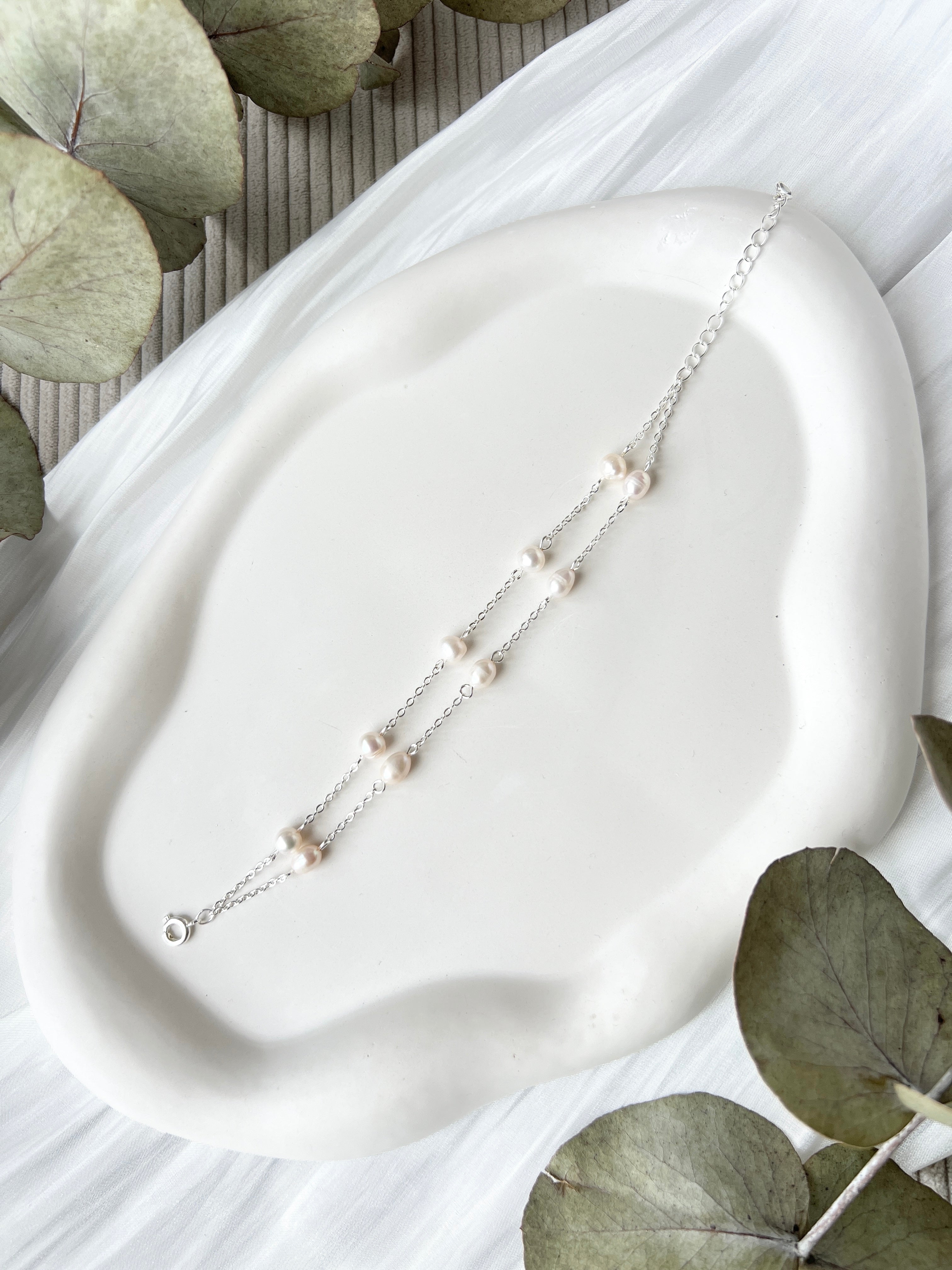 Armband, Silber, Brautschmuck, weiße Perlen, Perlenschmuck, Perlenarmband, feines Brautarmband, hochwertiger Schmuck, Hochzeit, Geschenk fuer Sie, Damenschmuck, Weihnachtsgeschenk Frauen, Armschmuck