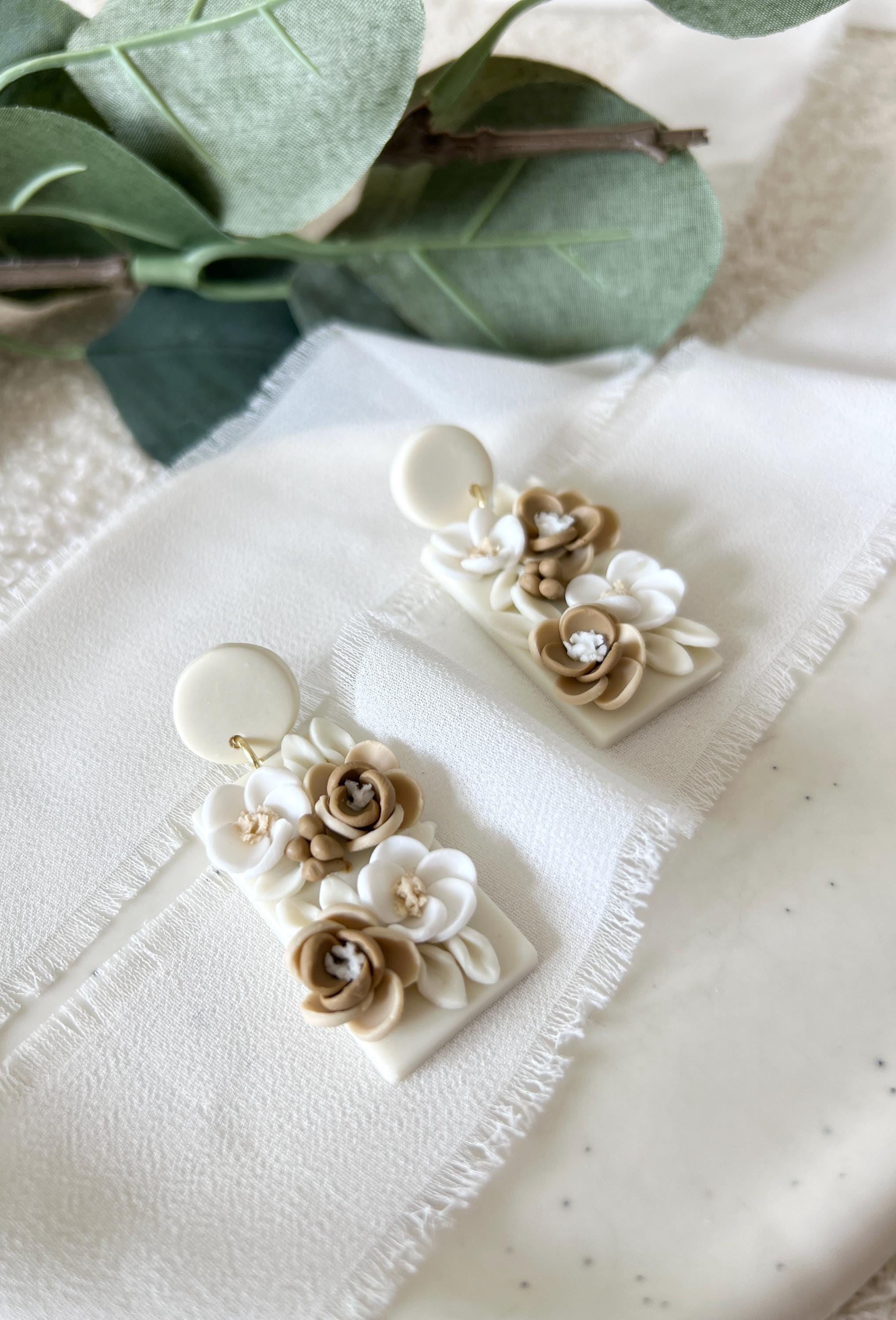 Handgefertigte Ohrringe aus Polymer Clay, feine Blumen in Weiß, Beige und Braun, moderner Brautschmuck, Standesamt Hochzeit, Brautohrringe, auffallende Ohrstecker, Handarbeit, Geschenk fuer Sie, Bluetenohrringe, Damenschmuck, Schmuck fuer Frauen, Damenohrringe