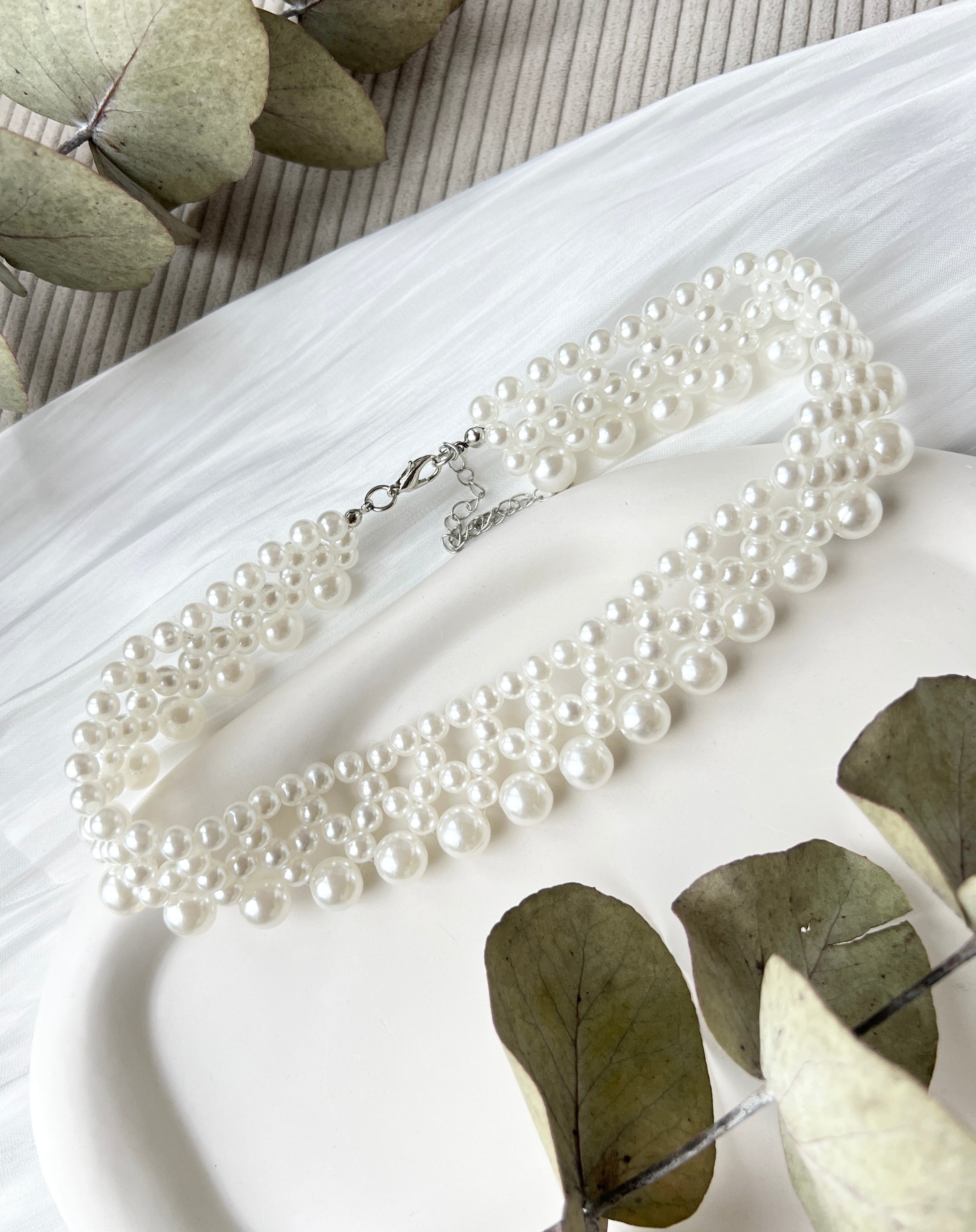 Moderne Perlenhalskette, Brautschmuck mit weissen Perlen, schicker Perlenschmuck, kurze Kette, Statementschmuck, Halskette fuer die Braut, Standesamtlook, Weddinginspiration, Choker, Hochzeitsschmuck, Schmuck Hochzeit