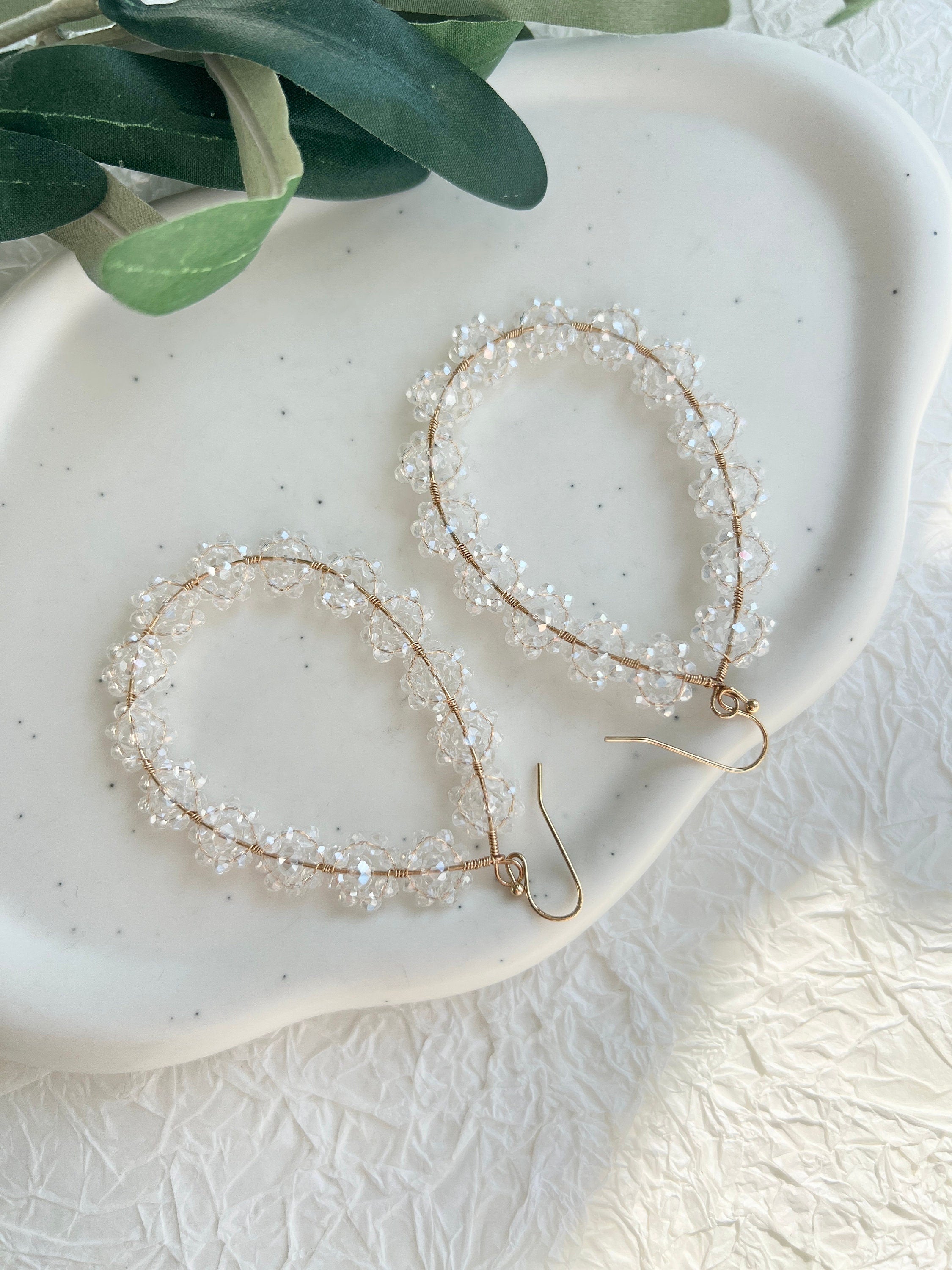Feine goldene Ohrringe mit transparenten zarten Perlen, ovale Brautohrringe, hochwertiger Brautschmuck, Schmuck fuer die Hochzeit
