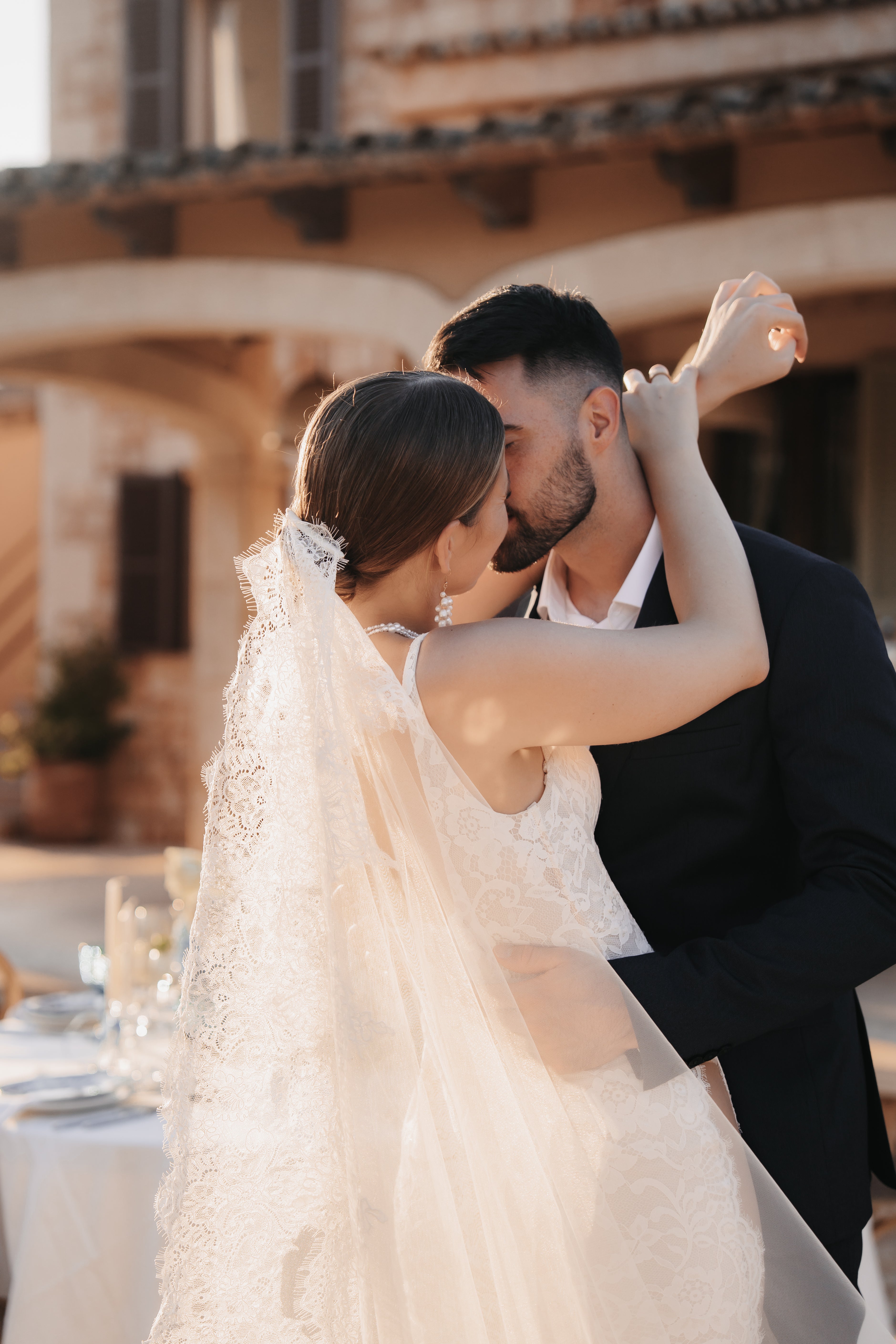 Ohrringe Braut, weiße Perlen, Gold, Hängeohrringe, elegante Brautohrringe, Hochzeit, Schmuck, Brautschmuck, Ohrschmuck Brautjungfer, Perlenschmuck, feine Perlenohrringe