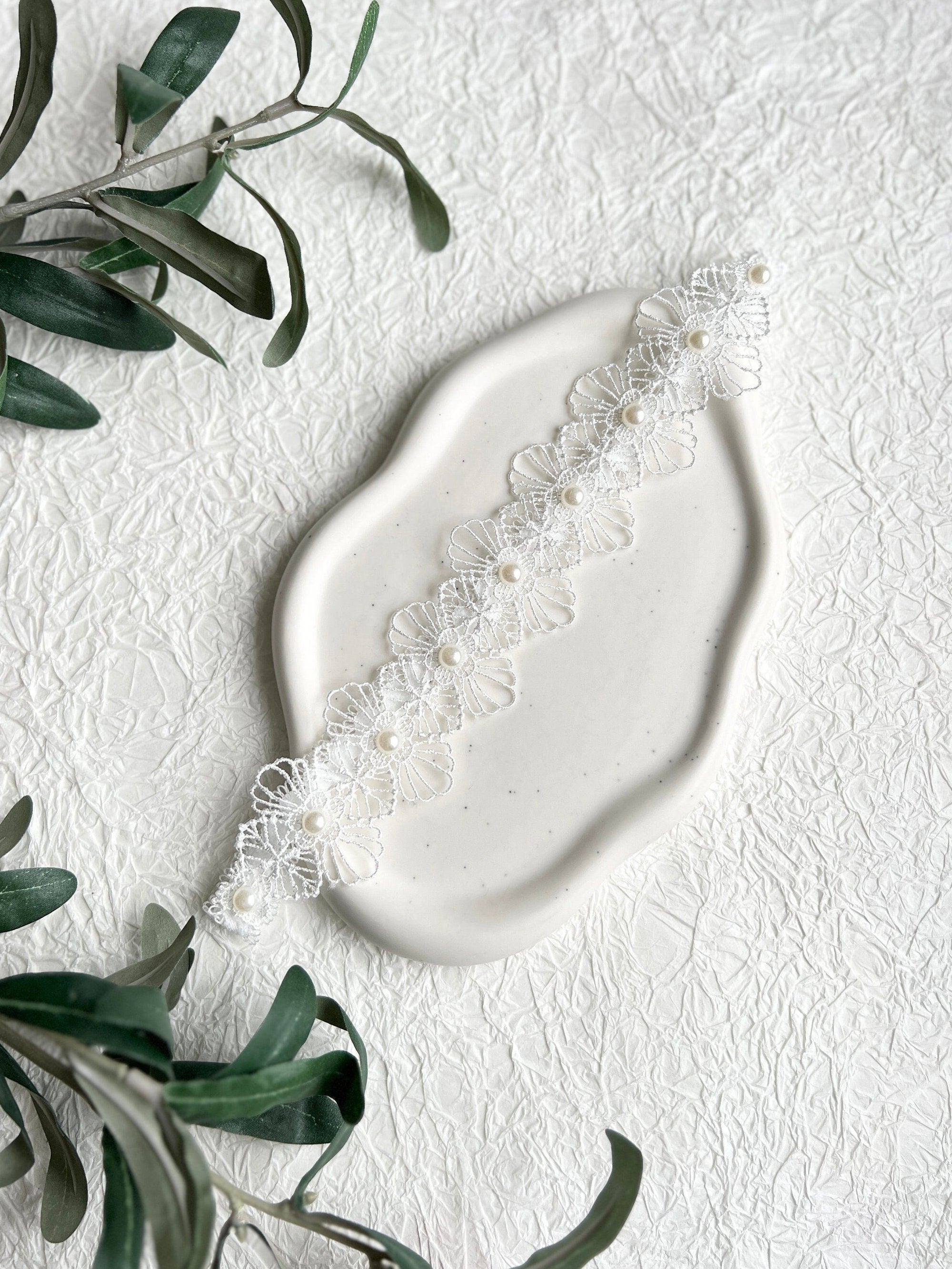 Strumpfband, Spitze, weiß mit Perlen, Brautschmuck, Brautzubehör, Hochzeit, Schmuck,florales Muster, Blumen, Strumpfbänder-Schmuckblüte