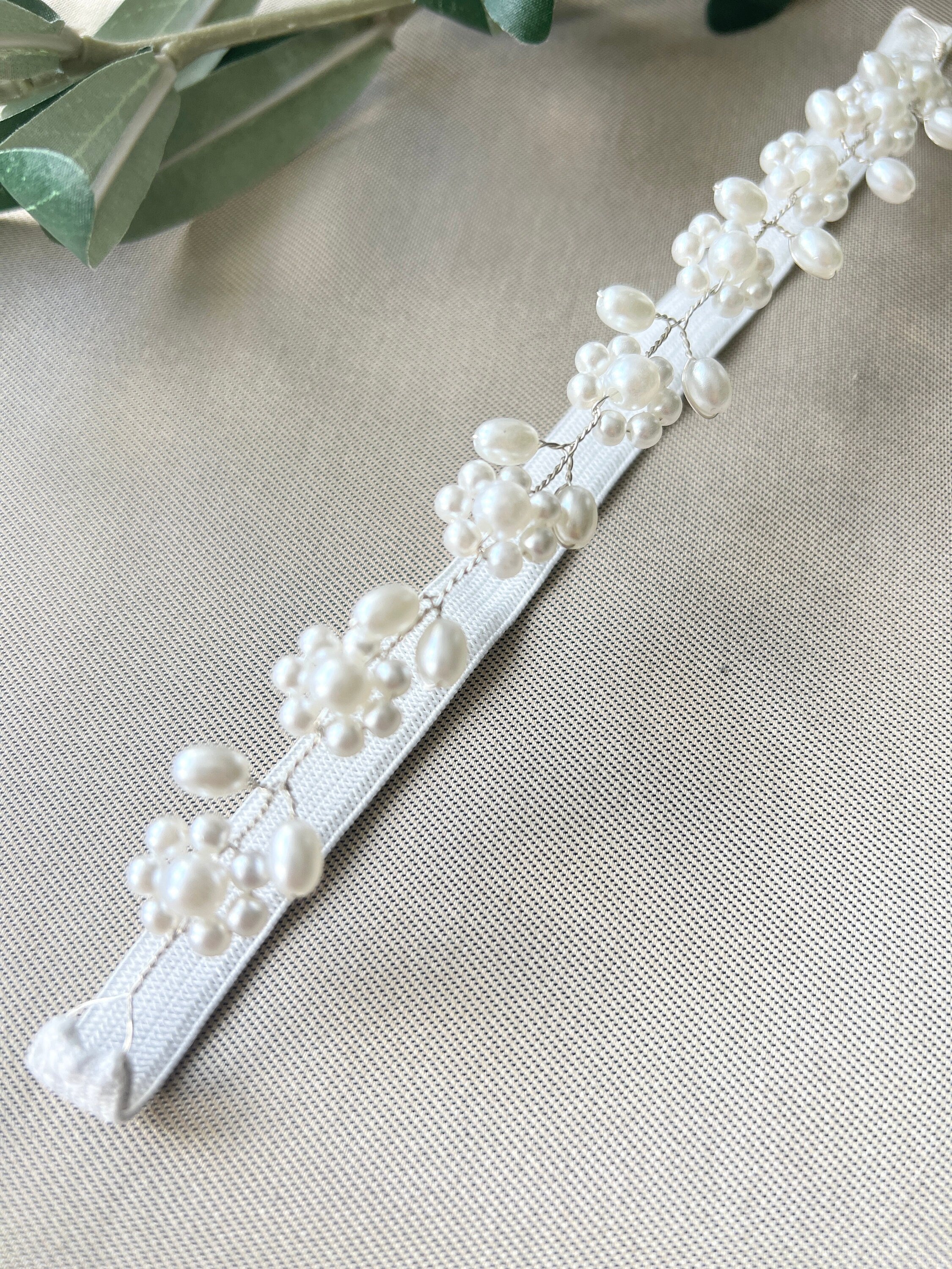 Strumpfband weiß mit Perlen, Brautschmuck, Braut Zubehör, Hochzeit floral, Perlmutt, Braut Accessoire, Beinschmuck-Strumpfbänder-Schmuckblüte