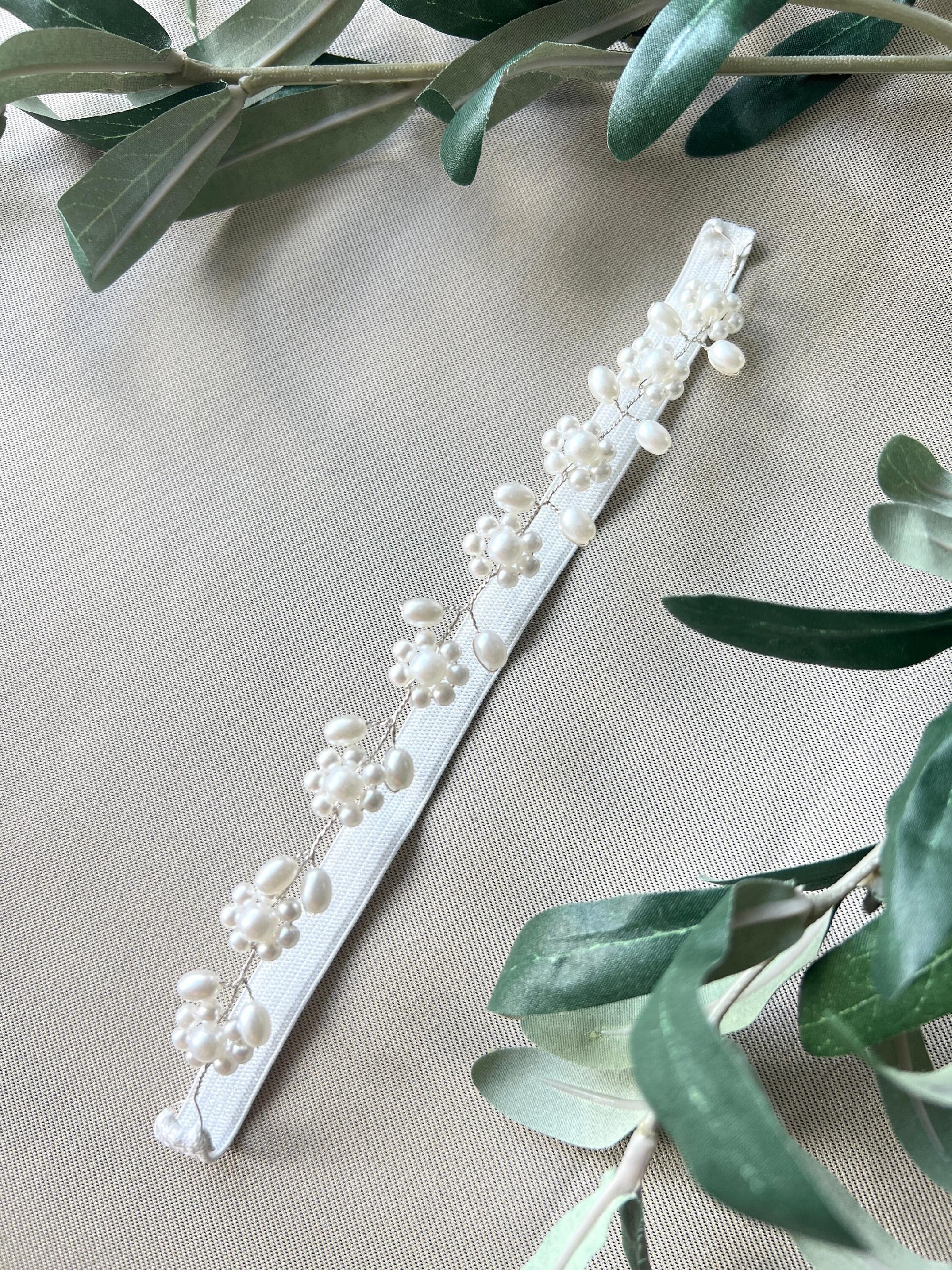 Strumpfband weiß mit Perlen, Brautschmuck, Braut Zubehör, Hochzeit floral, Perlmutt, Braut Accessoire, Beinschmuck-Strumpfbänder-Schmuckblüte