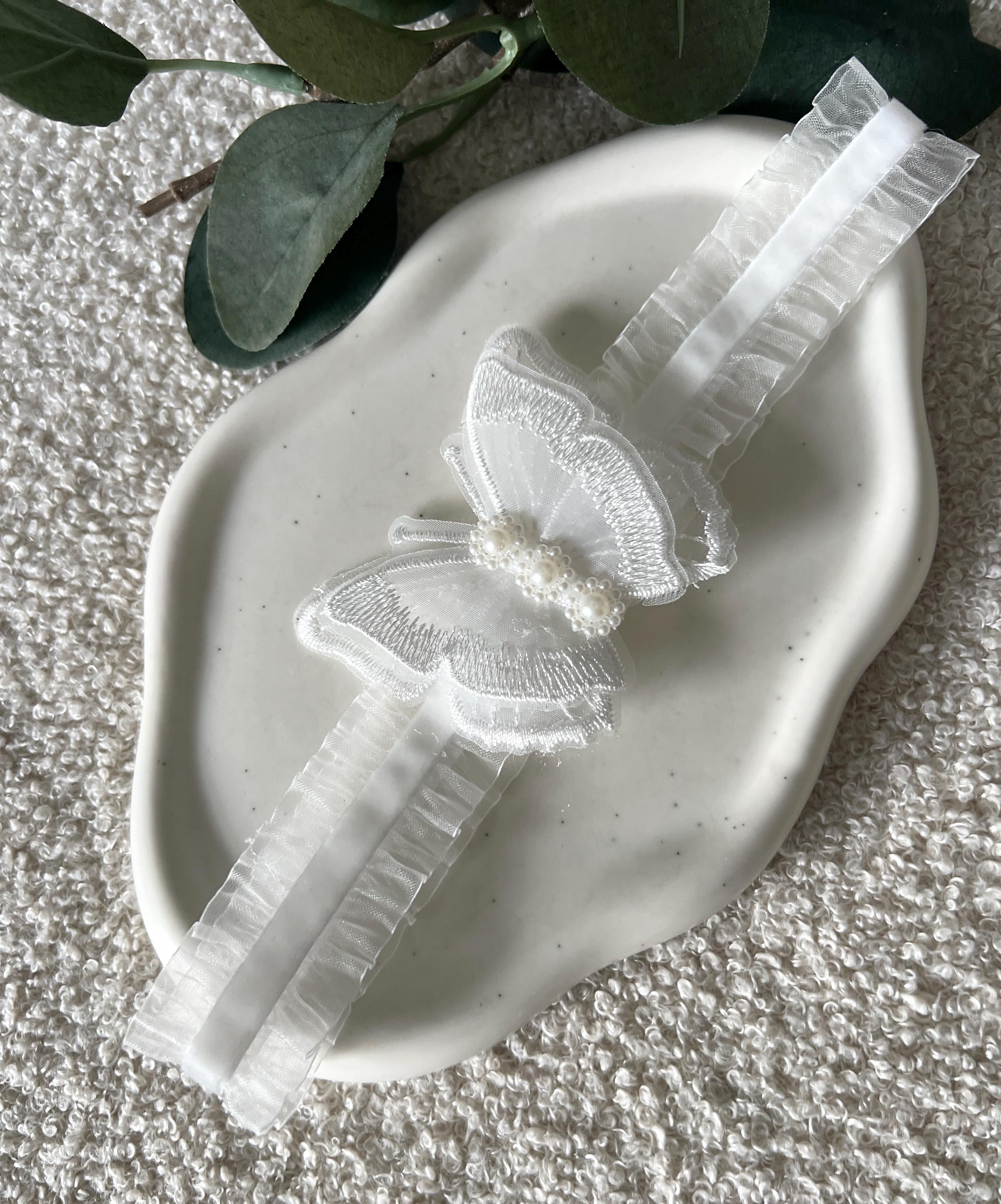 Strumpfband fuer die Braut, Tüll, weißes Brautstrumpfband, Brautschmuck, Brautzubehoer, weisse Kunststoffperlen, Schmetterling, XXS bis XS, Beinschmuck, Braut, Schmuck Hochzeit, feiner Hochzeitsschmuck, Weddinginspiration, Hochzeitsschmuck