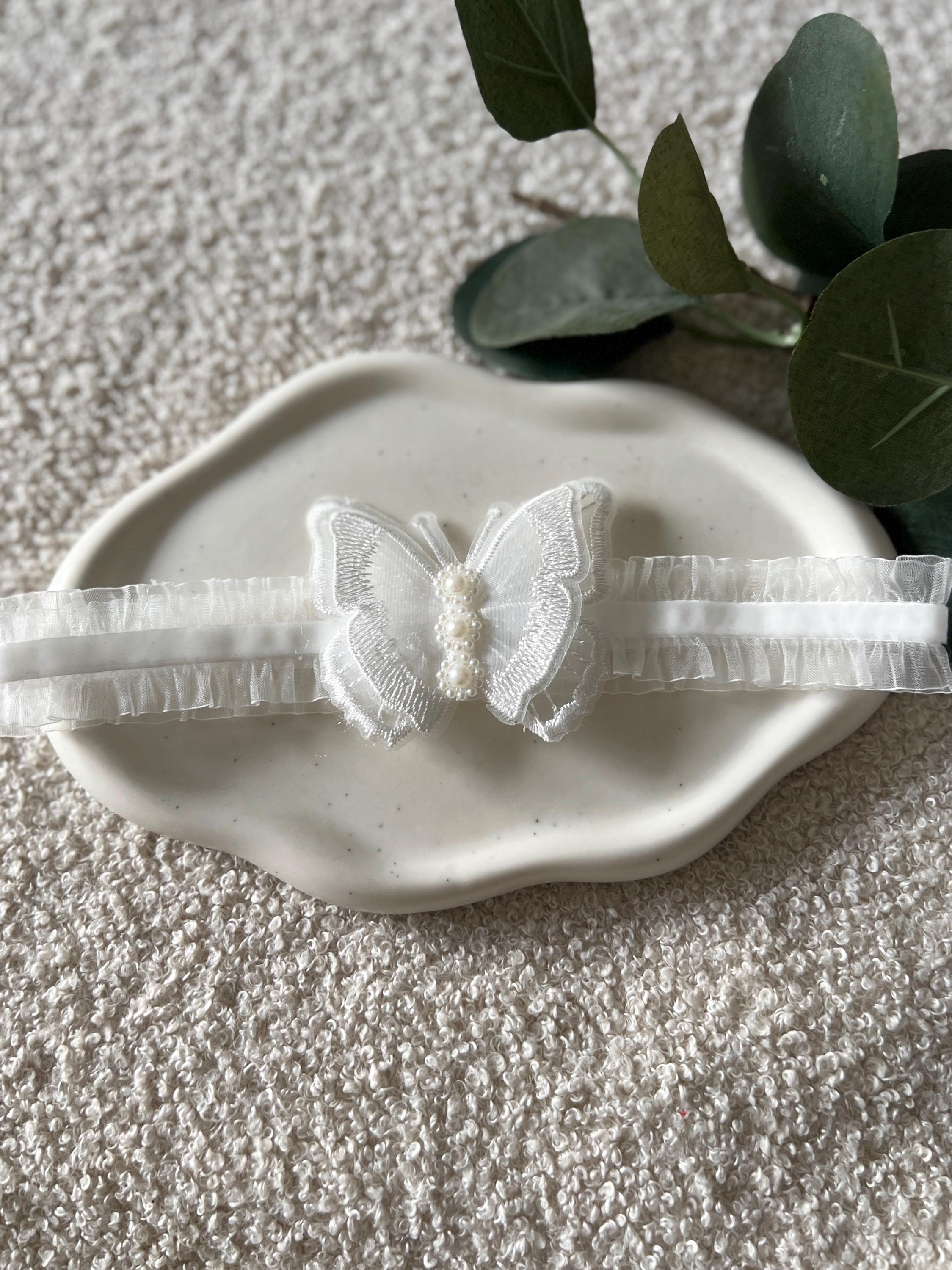 Strumpfband fuer die Braut, Tüll, weißes Brautstrumpfband, Brautschmuck, Brautzubehoer, weisse Kunststoffperlen, Schmetterling, XXS bis XS, Beinschmuck, Braut, Schmuck Hochzeit, feiner Hochzeitsschmuck, Weddinginspiration, Hochzeitsschmuck