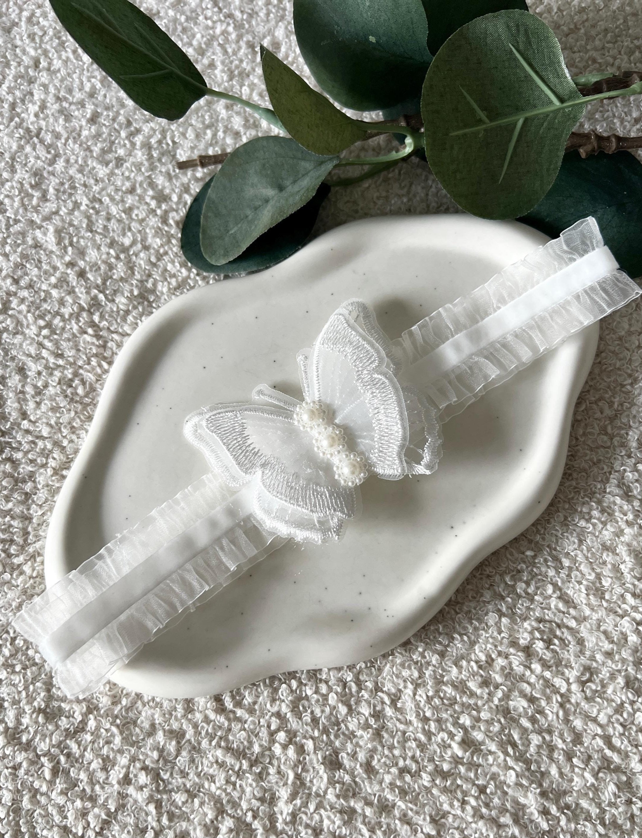 Strumpfband fuer die Braut, Tüll, weißes Brautstrumpfband, Brautschmuck, Brautzubehoer, weisse Kunststoffperlen, Schmetterling, XXS bis XS, Beinschmuck, Braut, Schmuck Hochzeit, feiner Hochzeitsschmuck, Weddinginspiration, Hochzeitsschmuck