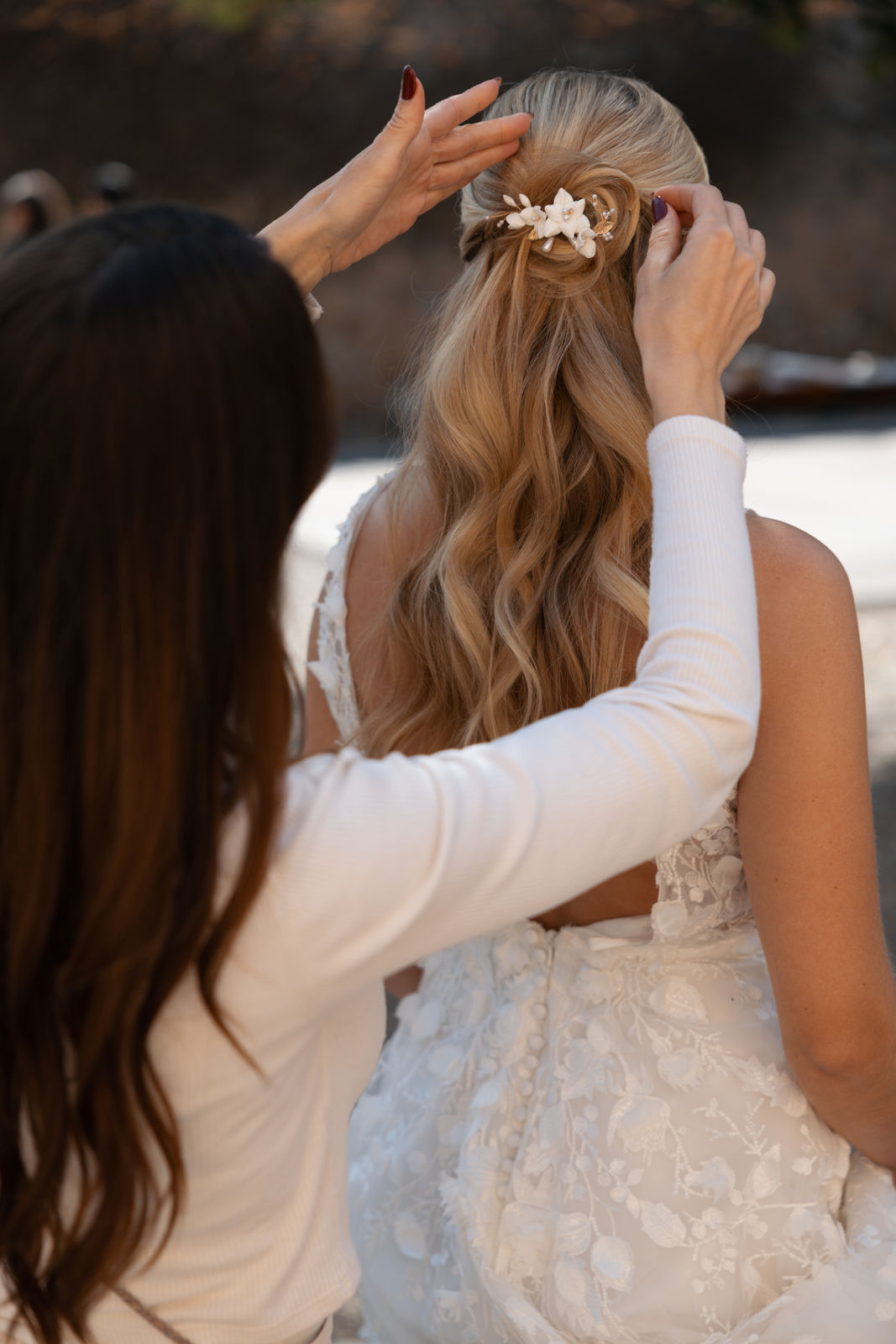 Haarkamm, weiße Blüten,feine Perlen und goldene Blaetter, hochwertiger  Brautschmuck, Brauthaarschmuck mit zarten Perlen, Perlenschmuck, Haarspange, Brautfrisur, Schmuck, Hochzeit, Mallorca Wedding, Weddinginspiration, Bridalinspo, Weddinghairjewelry