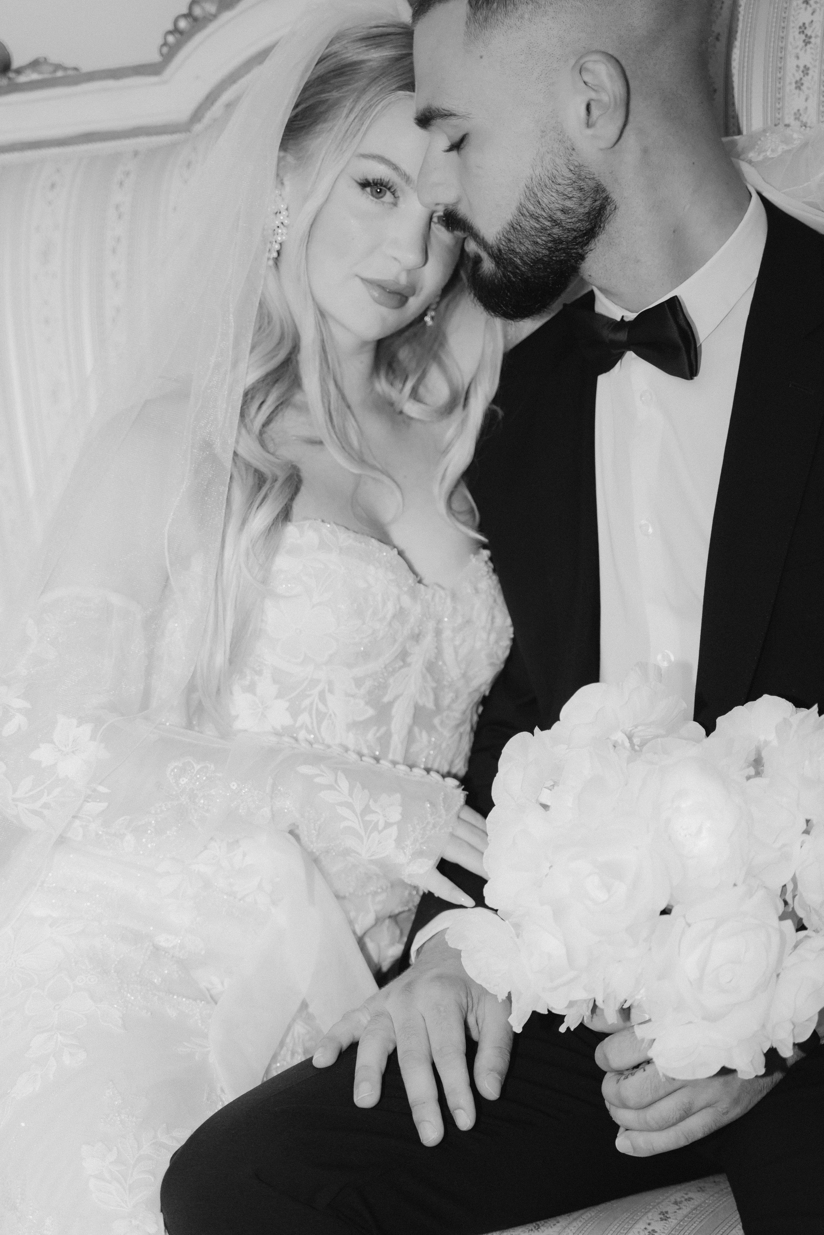 Elegante Perlenohrringe, weiße feine Perlen und silberner Juwelierdraht, Haengende Ohrringe mit Ohrstecker, moderner Brautschmuck, schicke Brautohrringe, Schmuck Hochzeit, Weddinginspiration