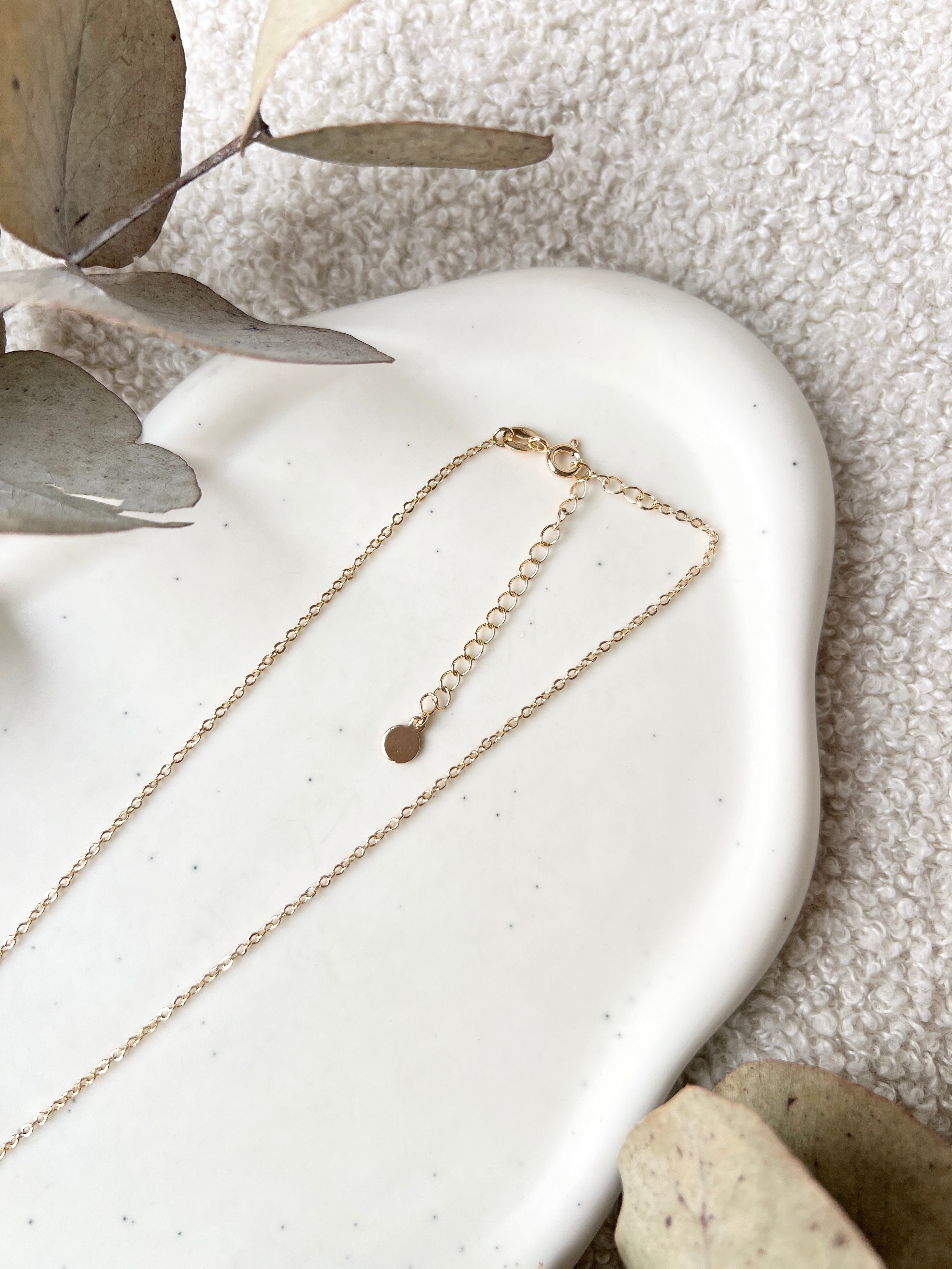 Feine Perlenhalskette, Gold, Weisse Perle, Brautschmuck, Feinschmuck, Brauthalskette, hochwertiger Perlenschmuck, Hochzeitsschmuck, moderner Schmuck, Braut, Hochzeit, Weddinginspiration