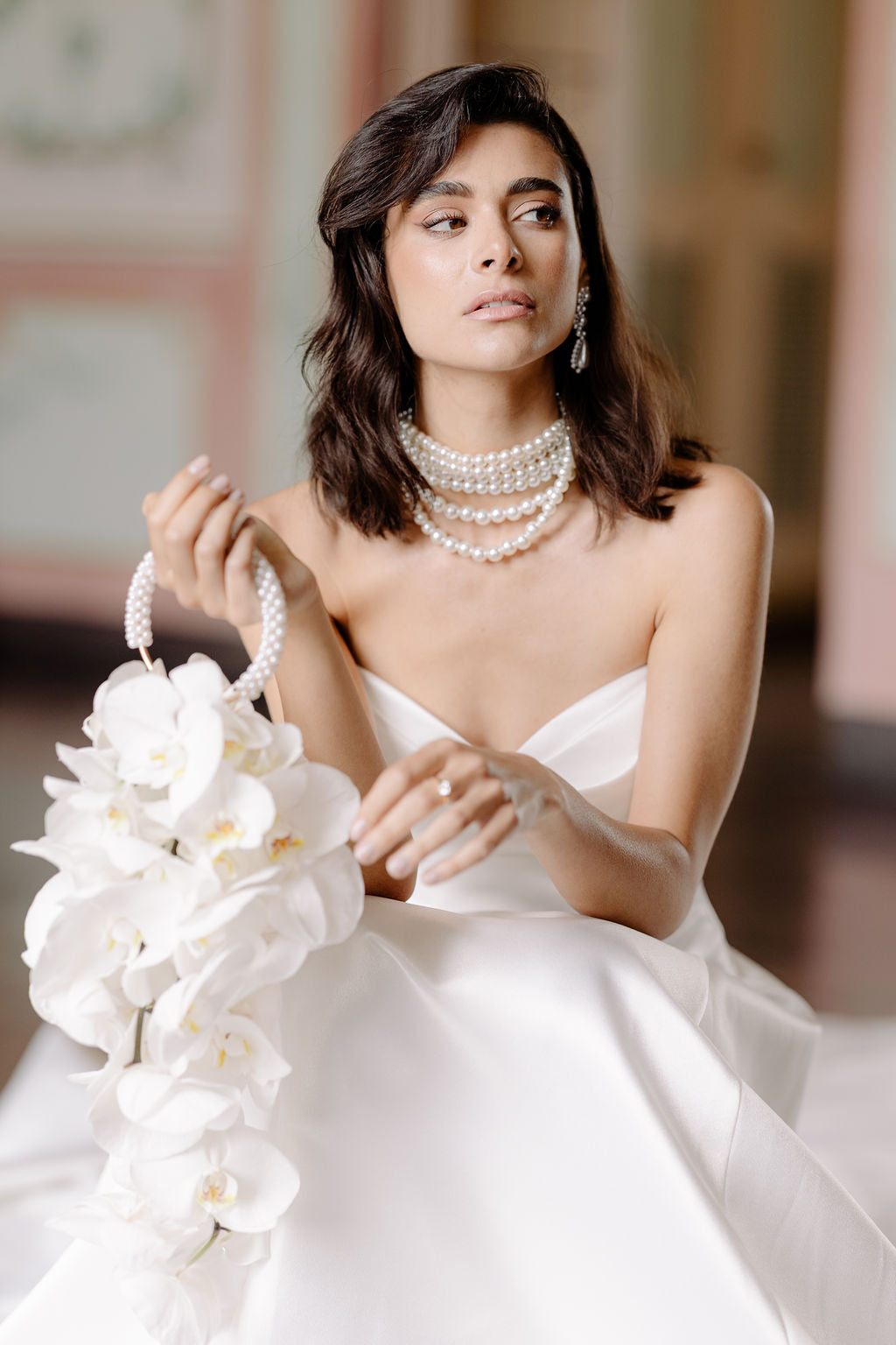 Moderne Perlenohrringe, elegante Ohrringe, feiner Brautschmuck, schicke Brautohrringe, weiss, opulenter Perlenschmuck, Schmuck fuer die Hochzeit, Hochzeitsschmuck, Braut, Standesamt, Weddinginspiration