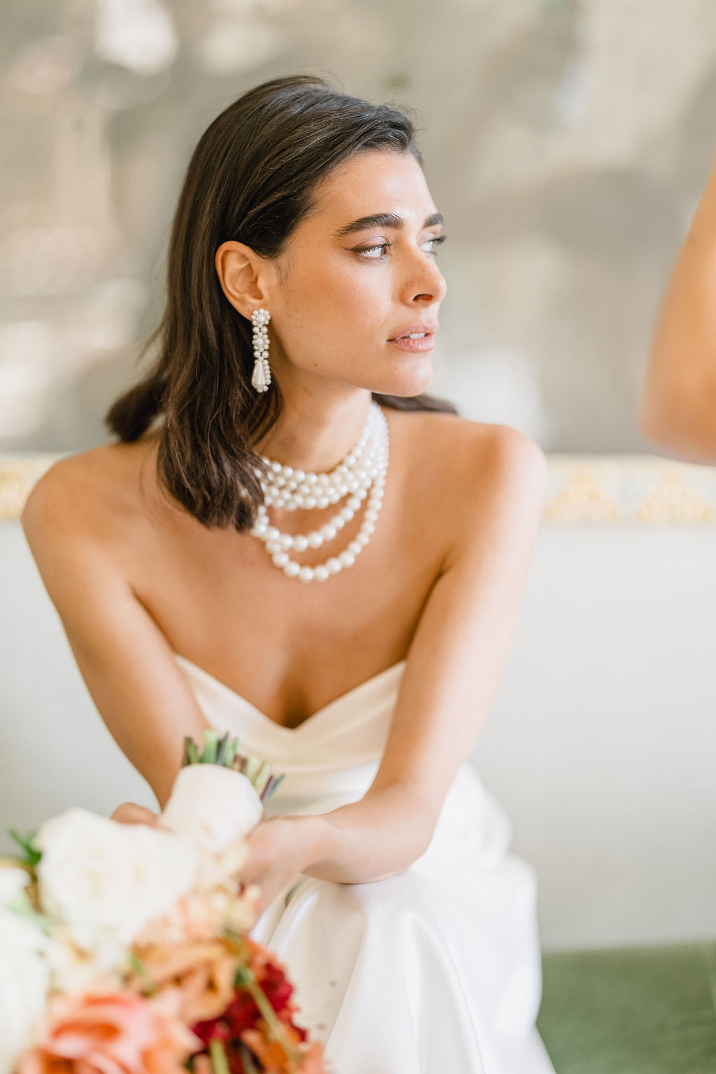Moderne Perlenohrringe, elegante Ohrringe, feiner Brautschmuck, schicke Brautohrringe, weiss, opulenter Perlenschmuck, Schmuck fuer die Hochzeit, Hochzeitsschmuck, Braut, Standesamt, Weddinginspiration