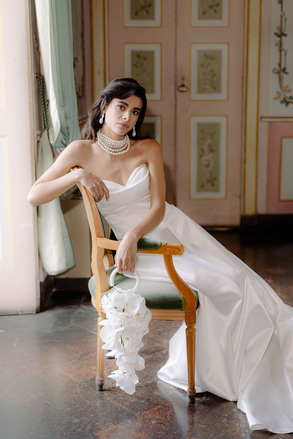 Moderne Perlenohrringe, elegante Ohrringe, feiner Brautschmuck, schicke Brautohrringe, weiss, opulenter Perlenschmuck, Schmuck fuer die Hochzeit, Hochzeitsschmuck, Braut, Standesamt, Weddinginspiration