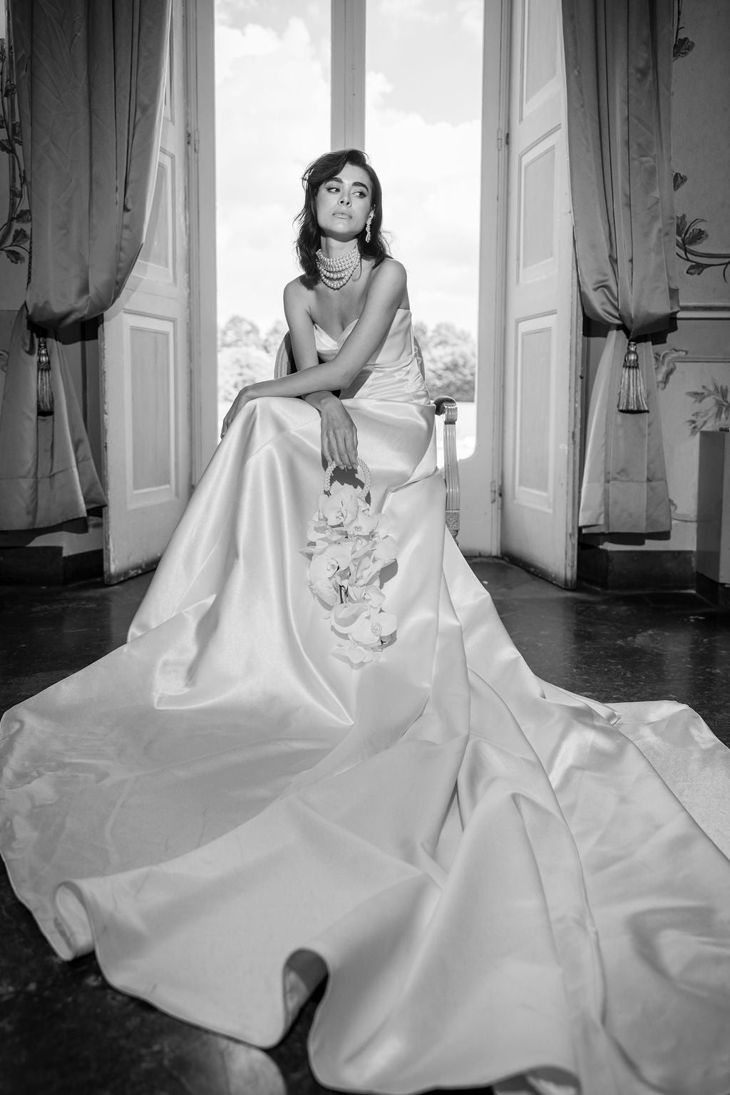 Moderne Perlenohrringe, elegante Ohrringe, feiner Brautschmuck, schicke Brautohrringe, weiss, opulenter Perlenschmuck, Schmuck fuer die Hochzeit, Hochzeitsschmuck, Braut, Standesamt, Weddinginspiration