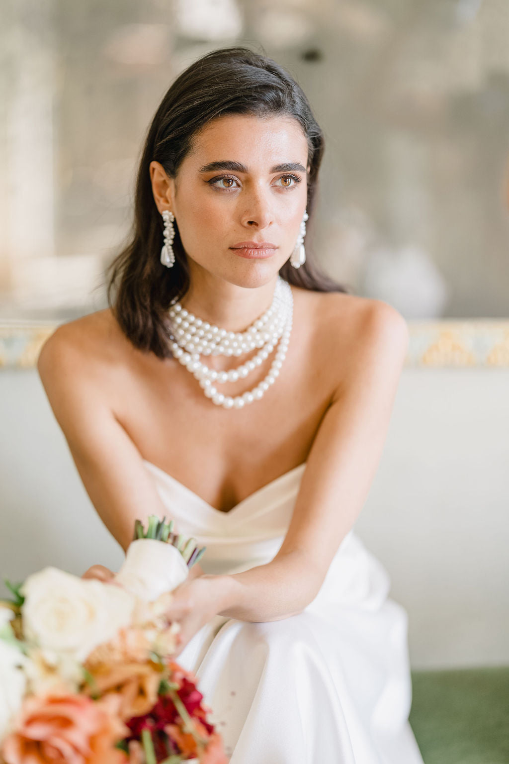 Moderne Perlenohrringe, elegante Ohrringe, feiner Brautschmuck, schicke Brautohrringe, weiss, opulenter Perlenschmuck, Schmuck fuer die Hochzeit, Hochzeitsschmuck, Braut, Standesamt, Weddinginspiration