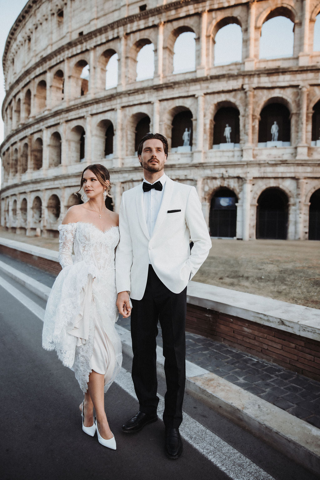 Brautohrringe, Silber und Weiß, Hängeohrringe mit weißen und transparenten Perlen, feine Perlenohrringe, Blüten aus weißem Softtüll, Schmuck für die Hochzeit, Perlenschmuck Ohrringe für das Standesamt, Brautmode, Schmuckbluete
