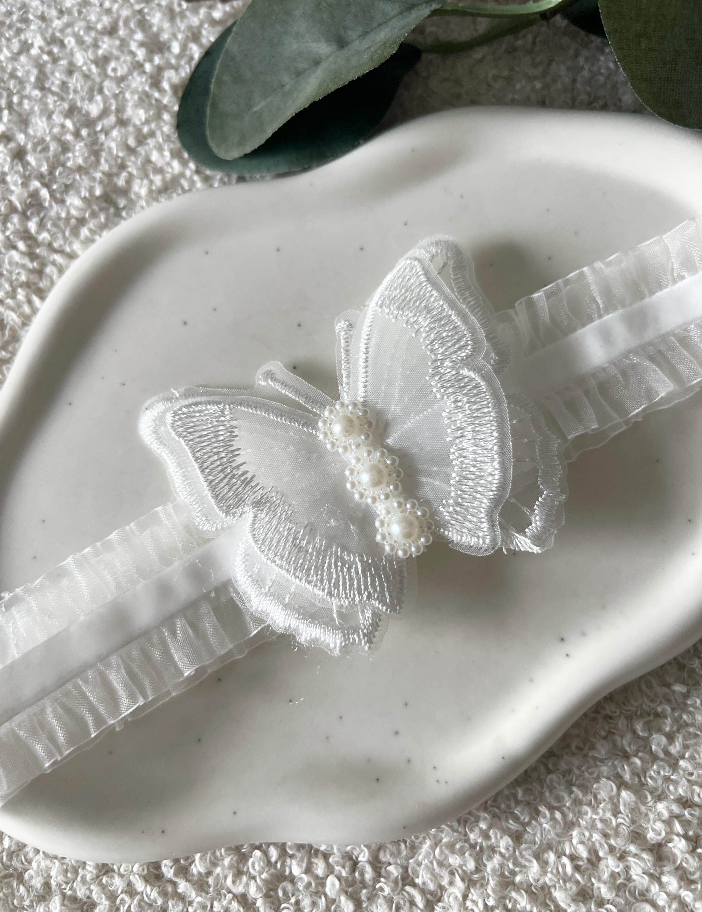 Strumpfband fuer die Braut, Tüll, weißes Brautstrumpfband, Brautschmuck, Brautzubehoer, weisse Kunststoffperlen, Schmetterling, XXS bis XS, Beinschmuck, Braut, Schmuck Hochzeit, feiner Hochzeitsschmuck, Weddinginspiration, Hochzeitsschmuck