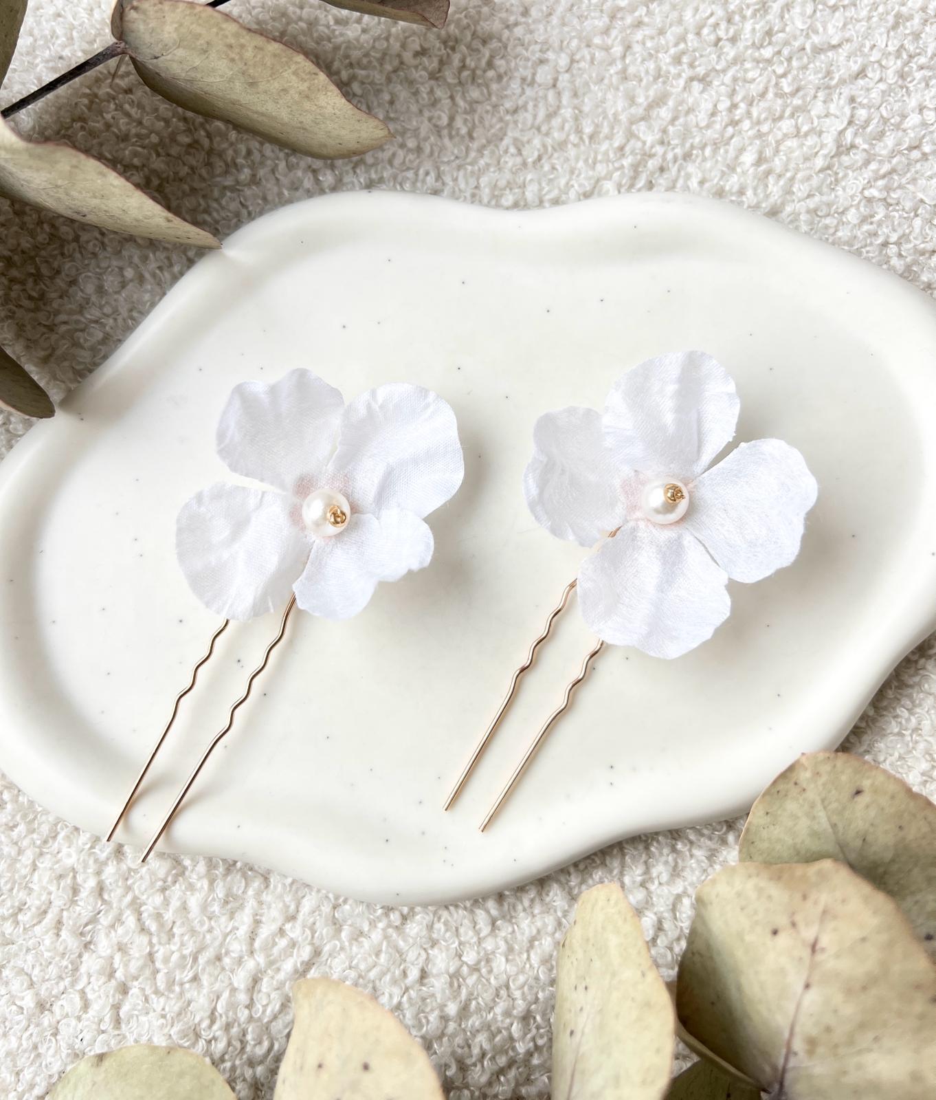 Haarnadeln mit feinen weißen Stoffblüten, Set 2 Stück, gold, weiße Perlen und Blumen, Haarschmuck