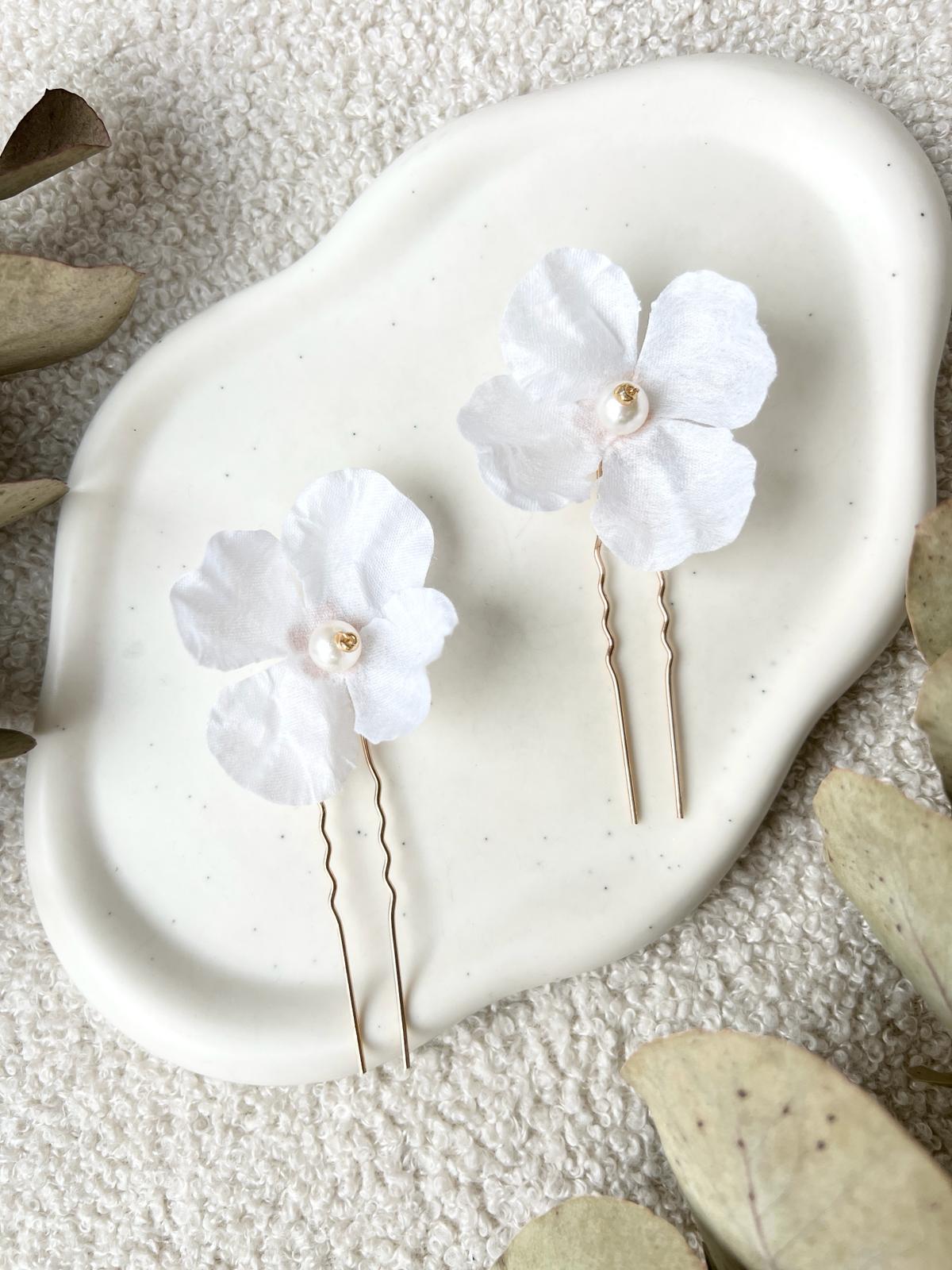 Haarnadeln mit feinen weißen Stoffblüten, Set 2 Stück, gold, weiße Perlen und Blumen, Haarschmuck