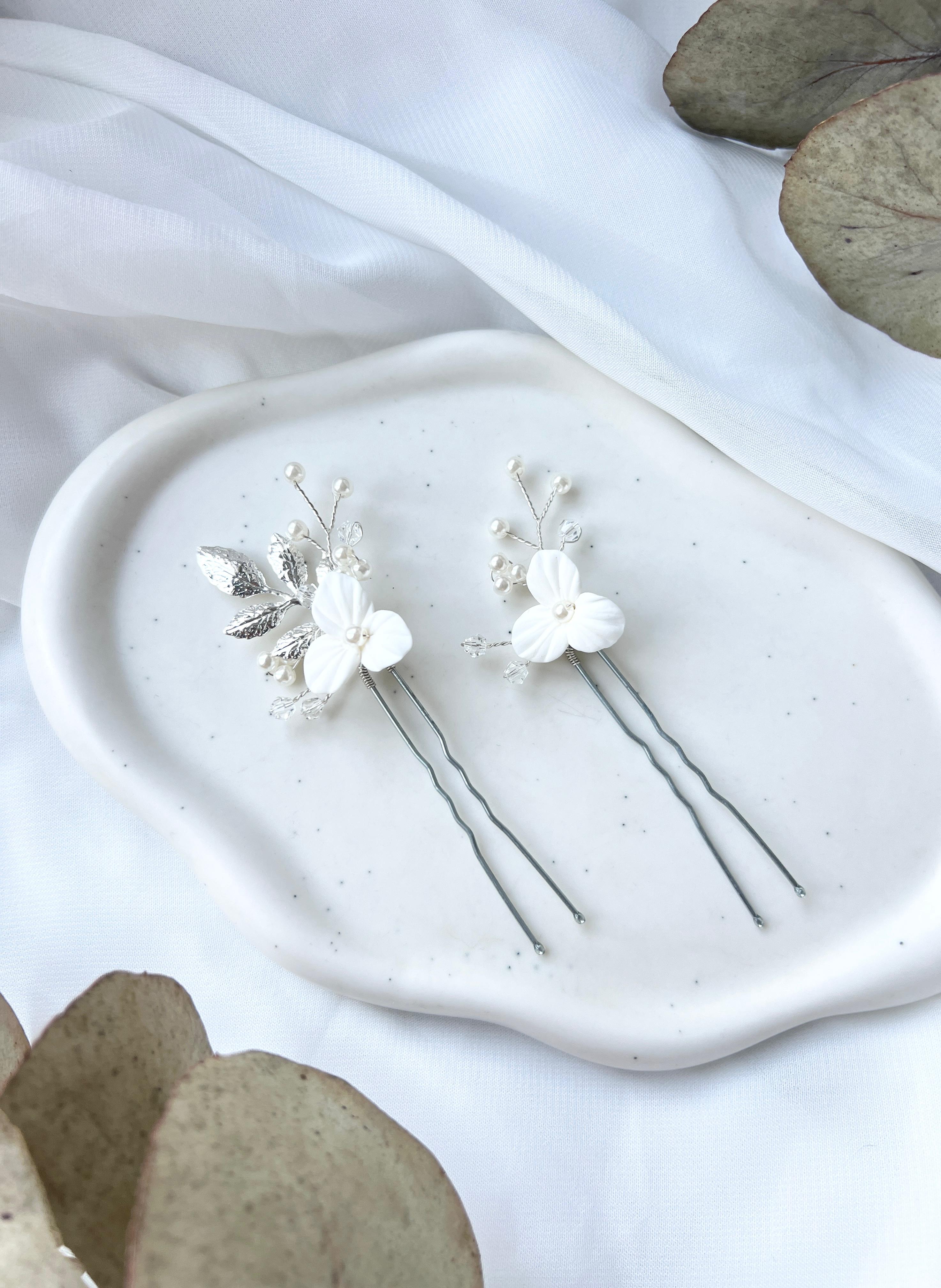 Haarnadeln, Set 2 Stück, weiße feine Blüten, Perlen und silberne Blätter, Brauthaarschmuck, Haarschmuck
