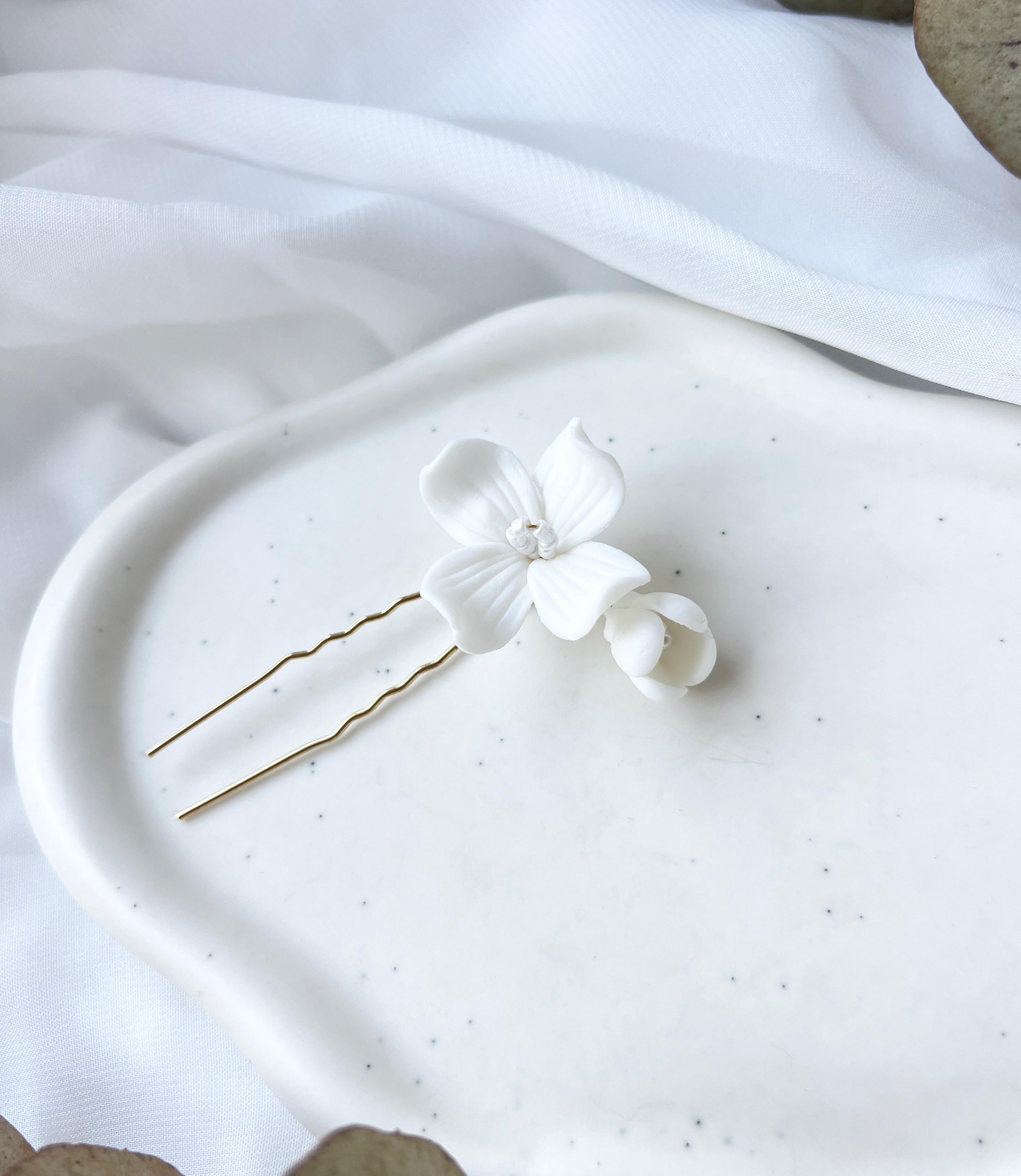 Haarnadel, weiße Blüten aus Keramik, Gold, Haarschmuck, feine Perlen, Brautschmuck, Brauthaarschmuck