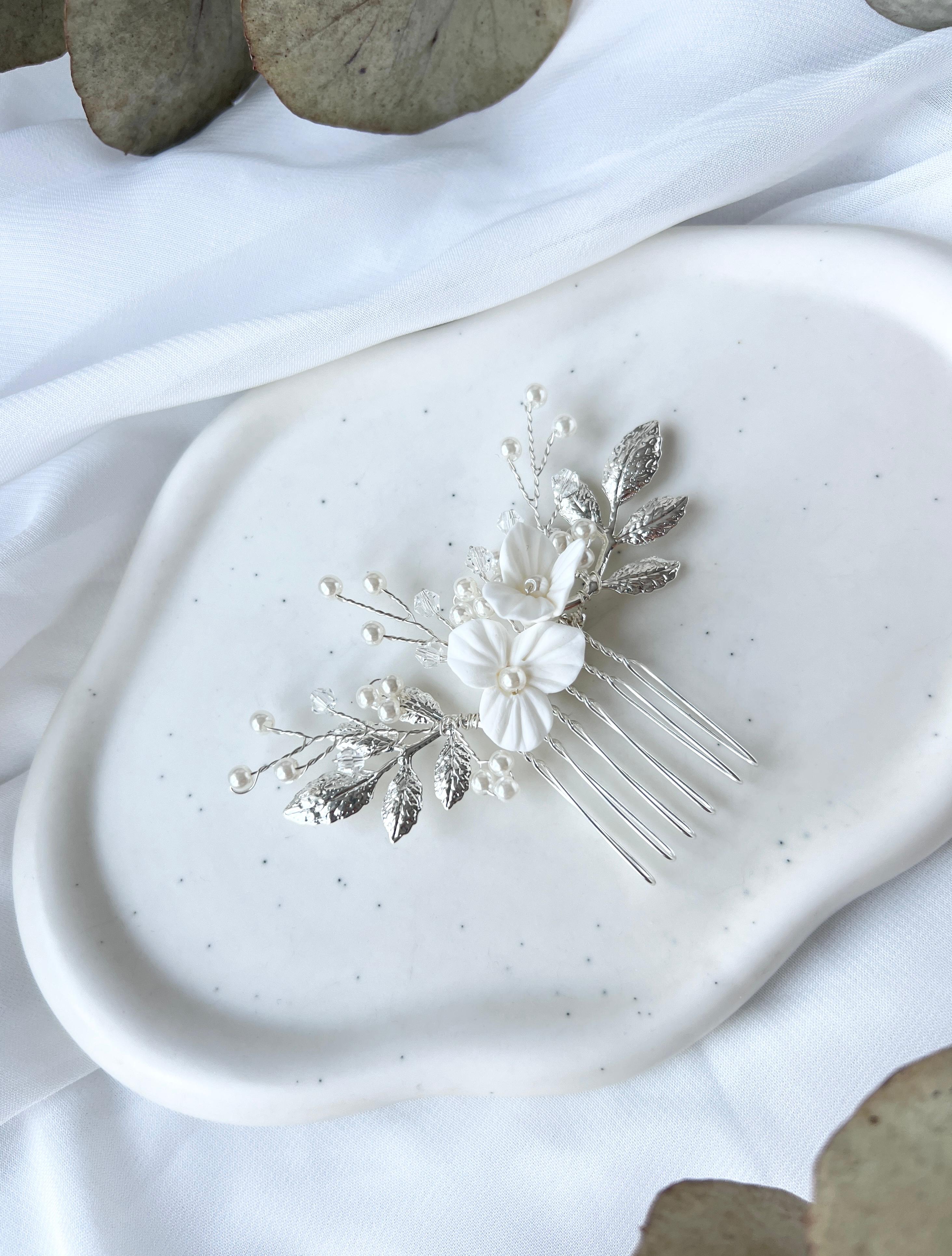 Brauthaarschmuck, Silber, Perlenschmuck, Haarkamm mit weißen Blumen