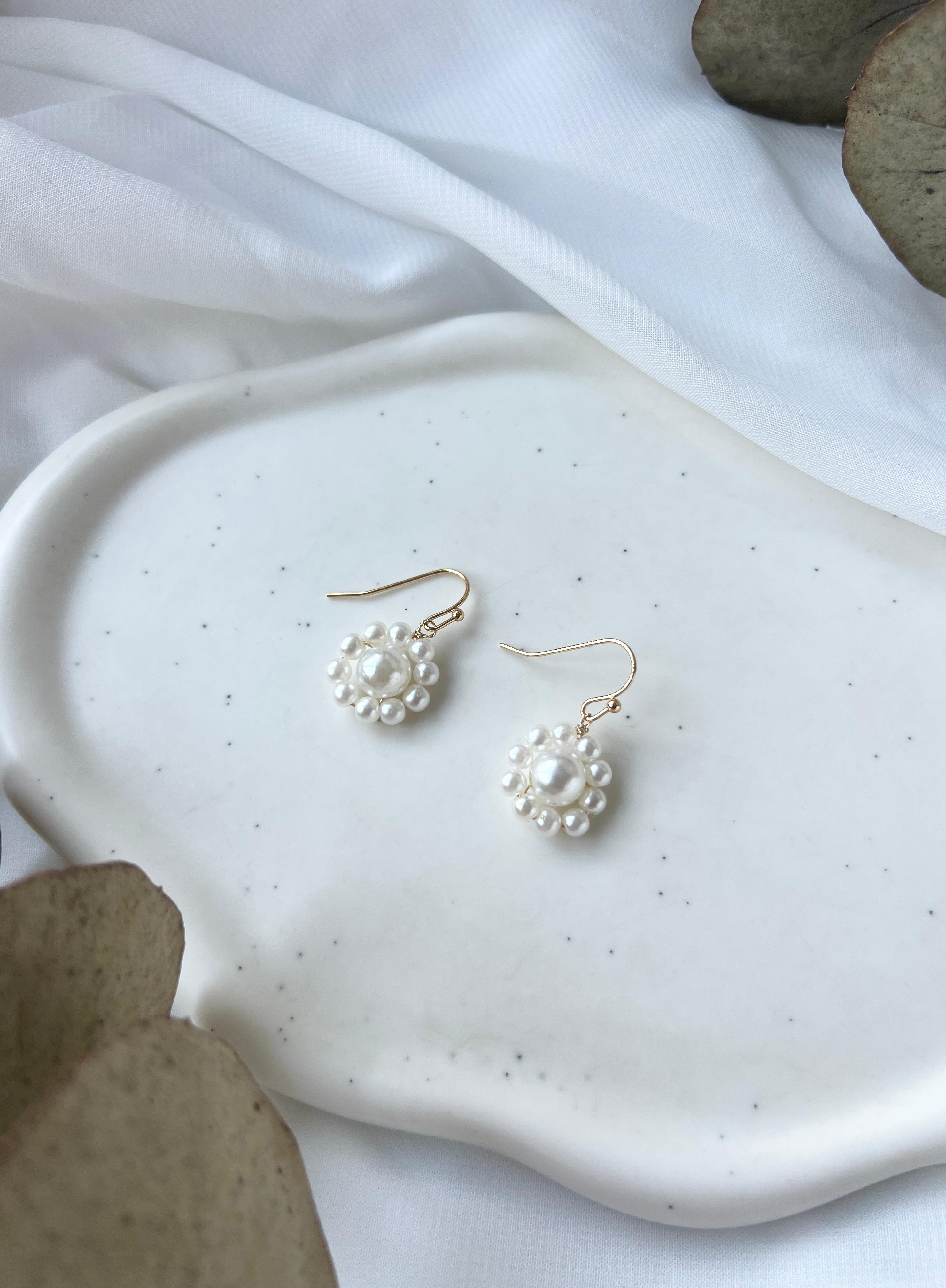 Handgefertigte Ohrringe, feine Perlenohrringe, weiße Perlen, Blumenform, moderne Brautohrringe, Schmuck für die Hochzeit