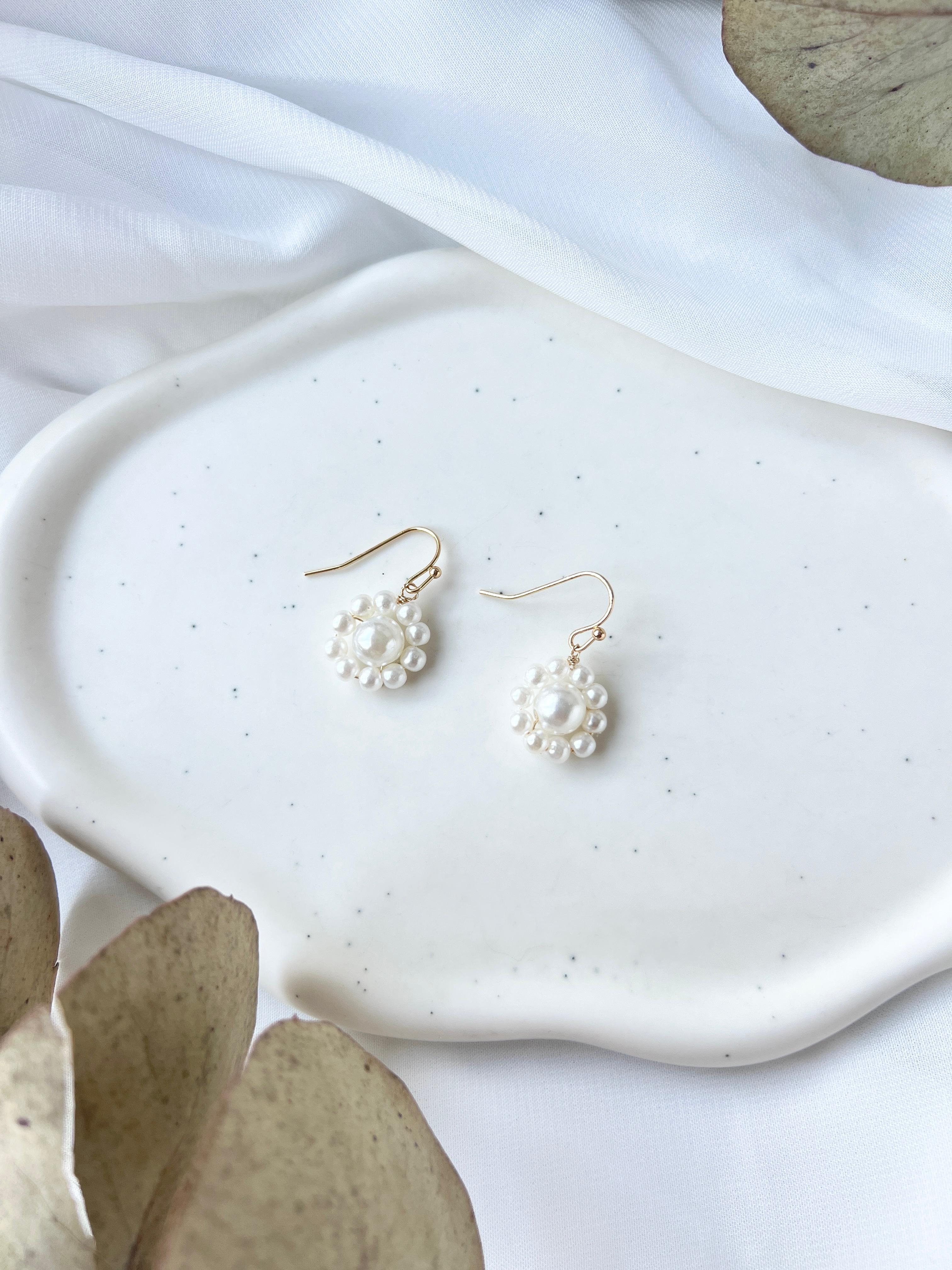 Handgefertigte Ohrringe, feine Perlenohrringe, weiße Perlen, Blumenform, moderne Brautohrringe, Schmuck für die Hochzeit