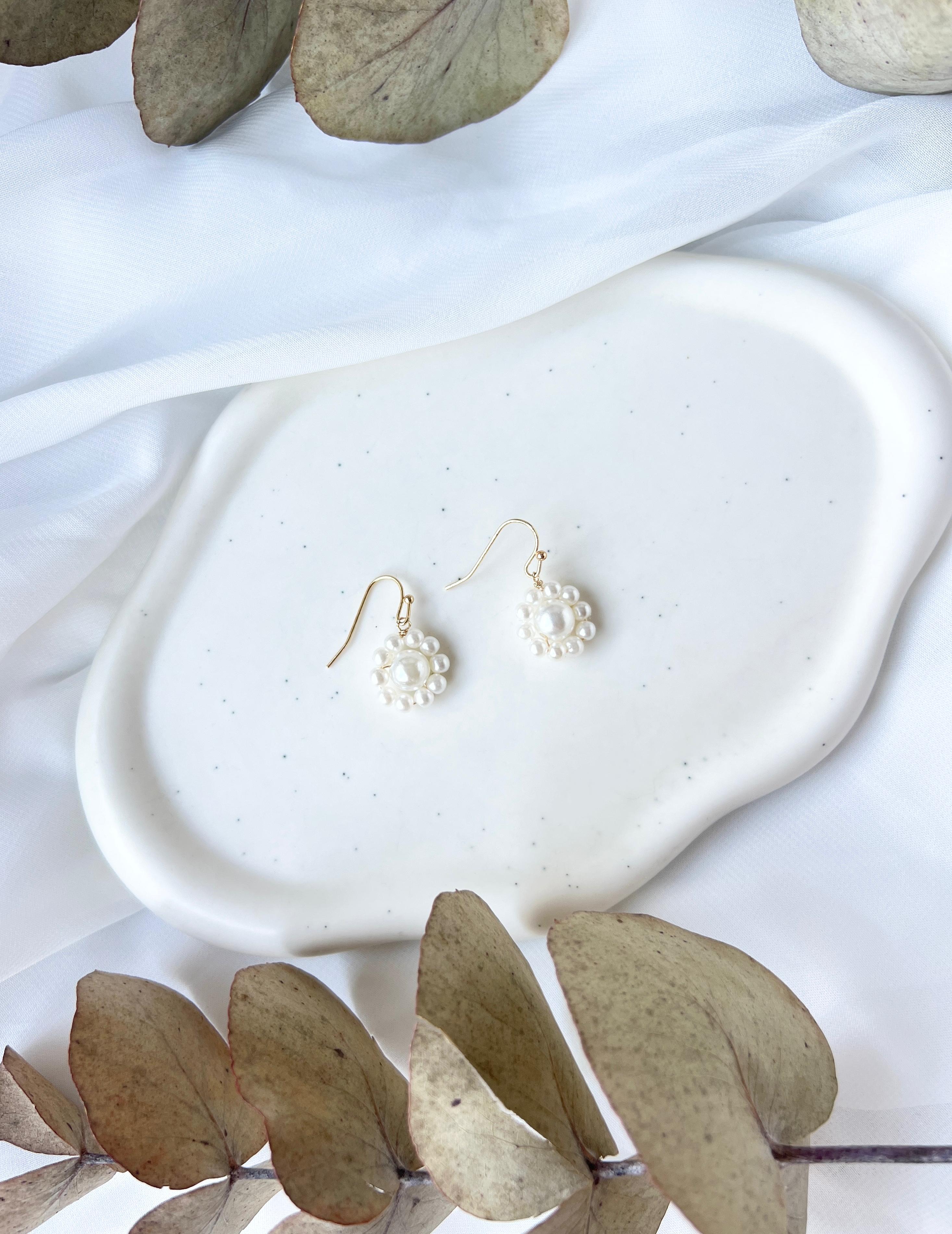 Handgefertigte Ohrringe, feine Perlenohrringe, weiße Perlen, Blumenform, moderne Brautohrringe, Schmuck für die Hochzeit