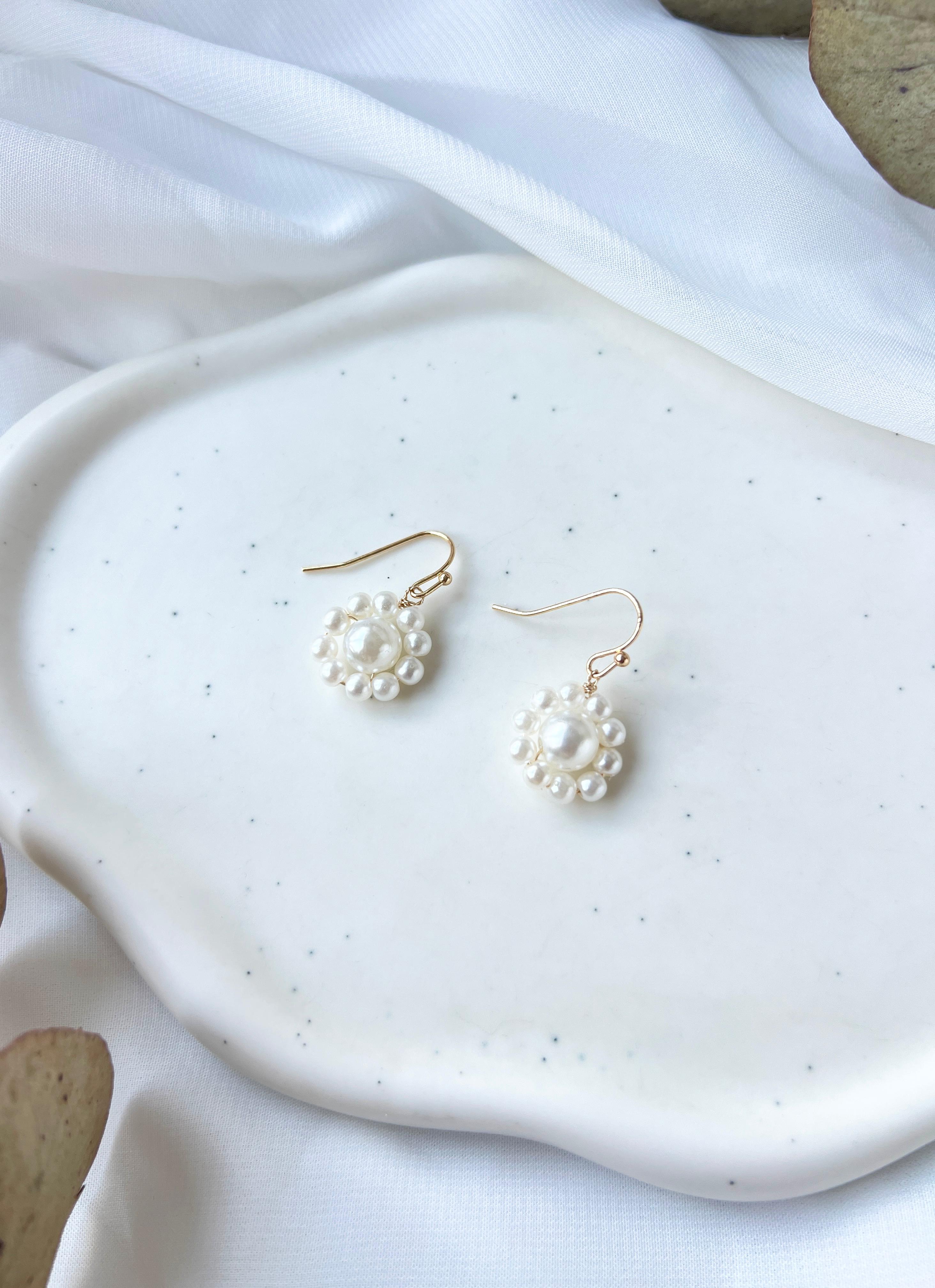 Handgefertigte Ohrringe, feine Perlenohrringe, weiße Perlen, Blumenform, moderne Brautohrringe, Schmuck für die Hochzeit